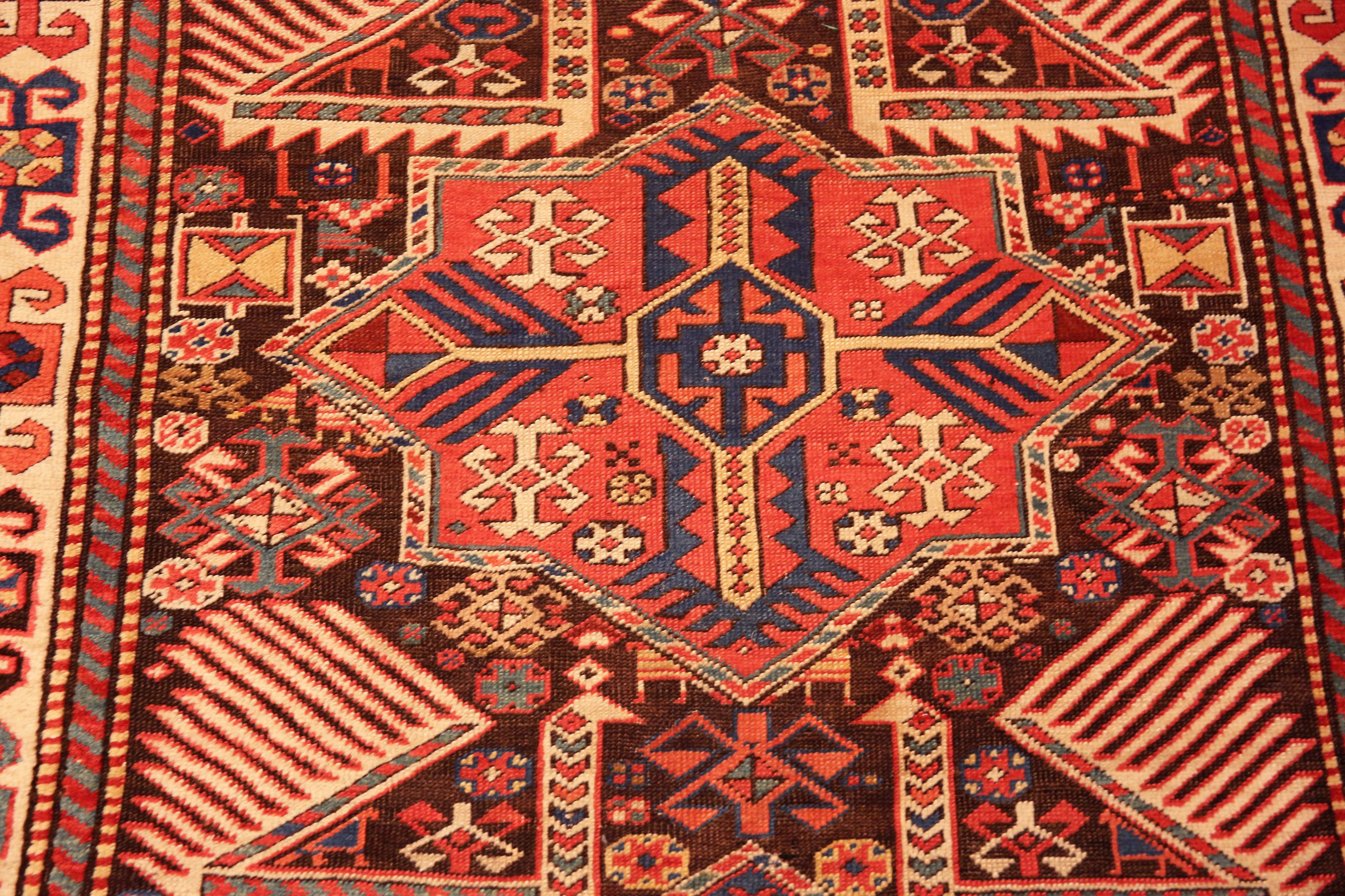 Antiker kaukasischer Teppich. 4 Fuß x 9 Fuß 9 Zoll (19. Jahrhundert) im Angebot