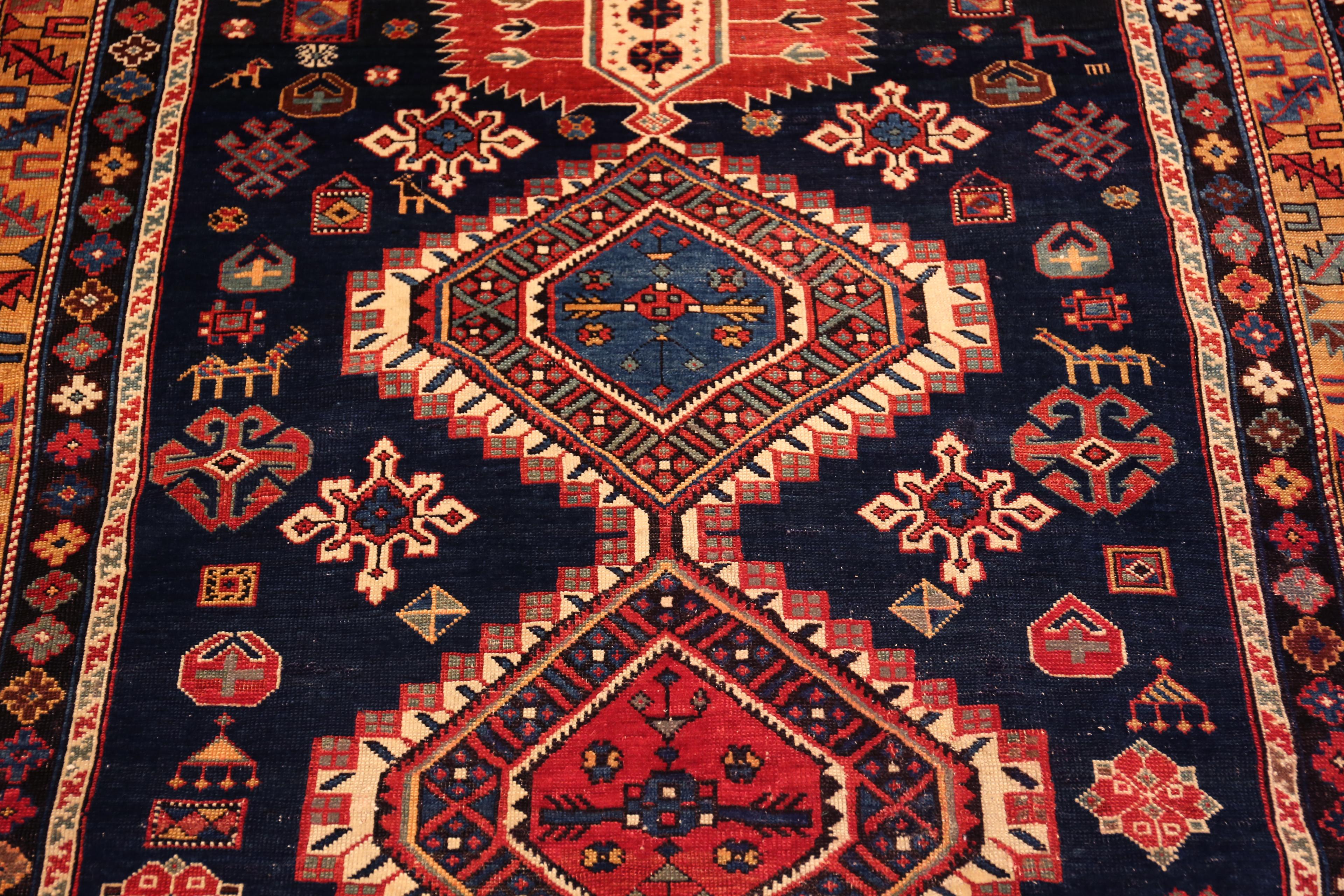 Collection Nazmiyal Collection Antique Caucasian Shirvan 4 ft 3 in x 7 ft Bon état - En vente à New York, NY