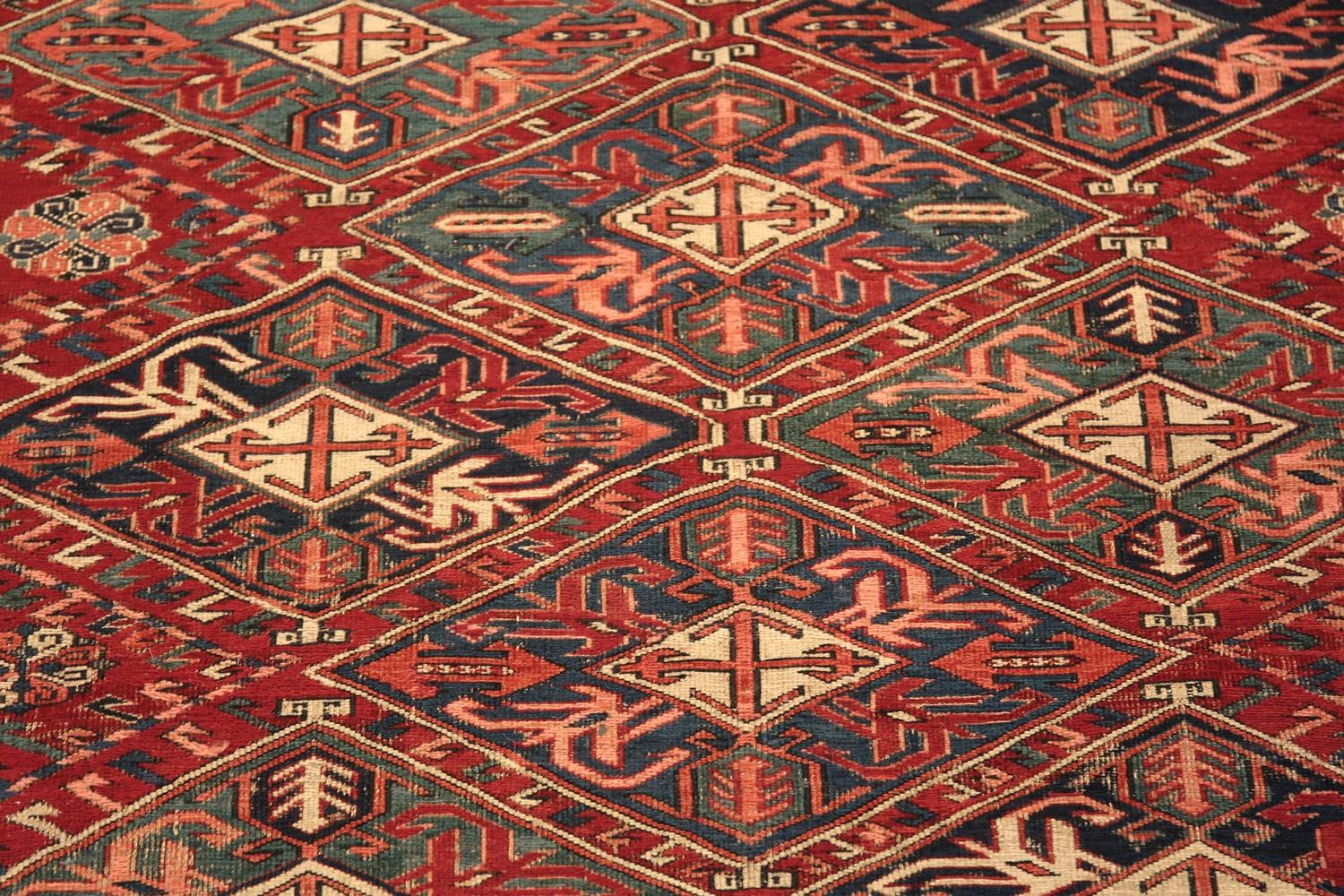 Antiker kaukasischer Soumak-Teppich. 5 ft x 6 ft 3 in (Stammeskunst) im Angebot