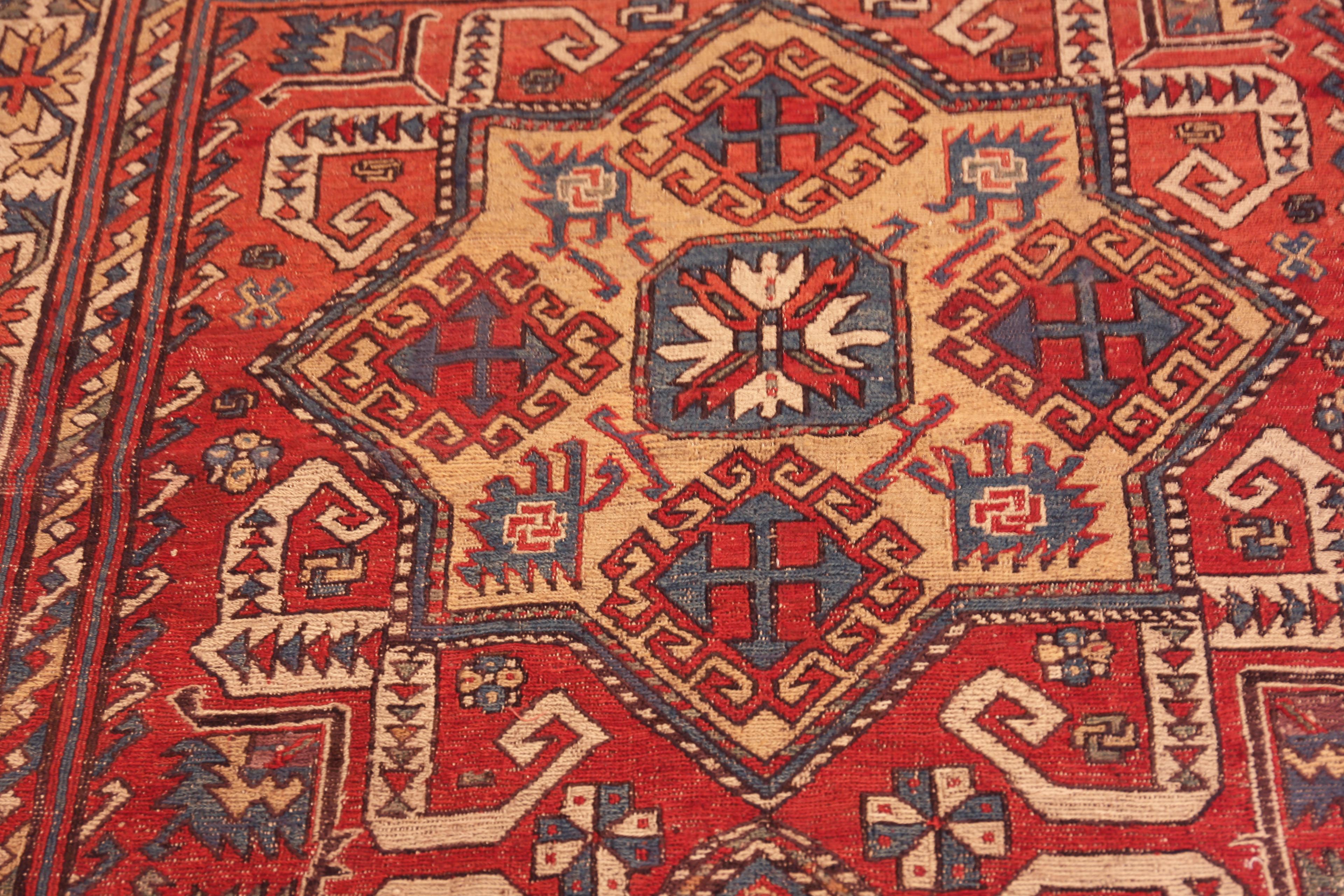 Noué à la main Superbe tapis Kilim tribal caucasien ancien Soumak Collection Nazmiyal de 5' x 9' en vente