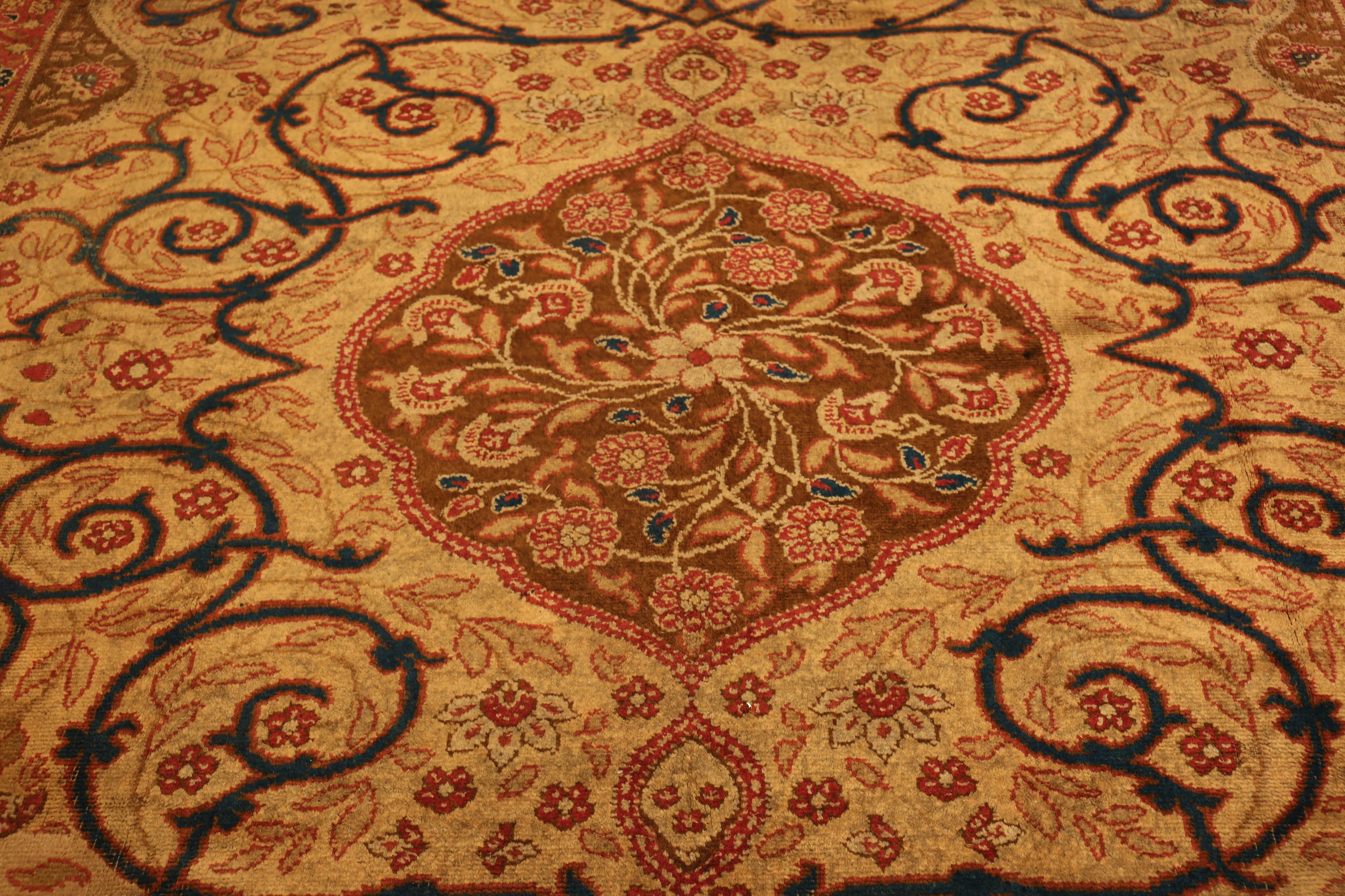 Nazmiyal Collection Antike keltische Irish Rug11 ft 4 in x 13 ft im Zustand „Gut“ im Angebot in New York, NY