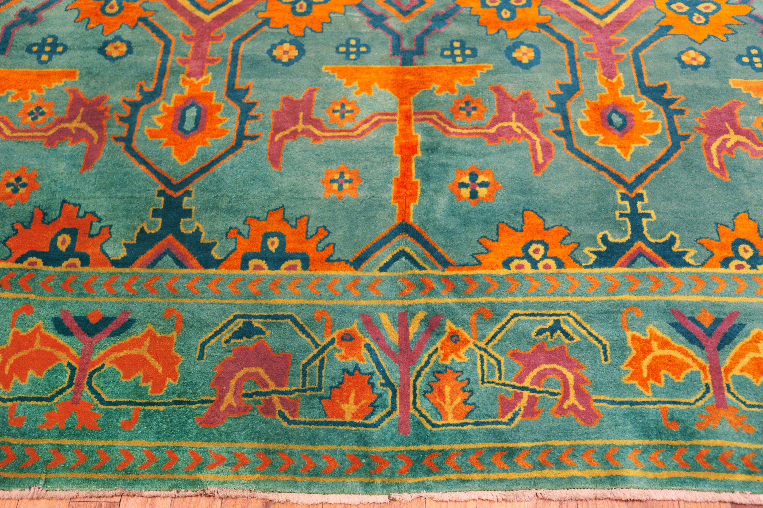 Rare ancien tapis de collection de style déco chinois à motifs géométriques et floraux, Origine : Chine, Circa date : 1920