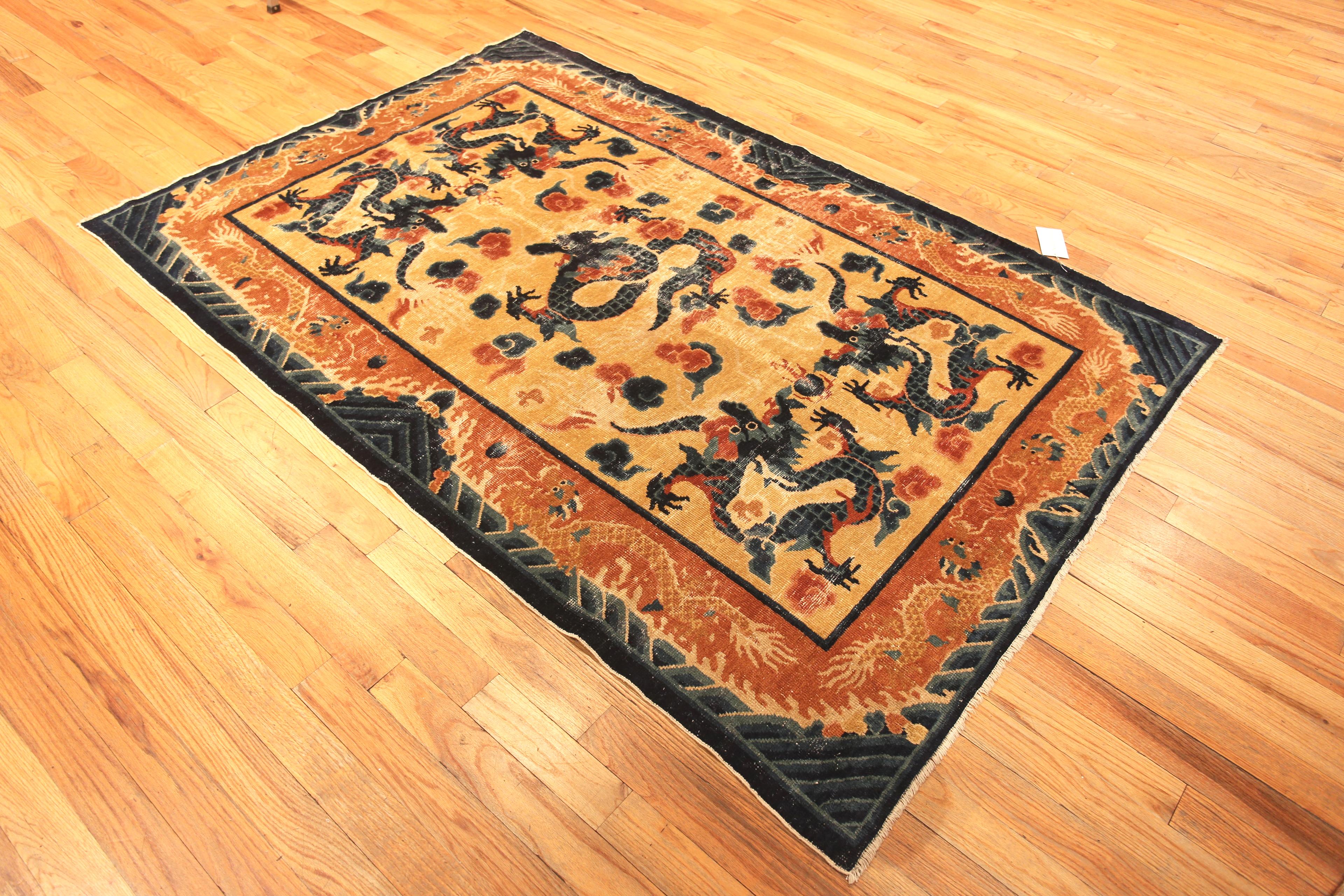 Hand-Knotted Antique Chinese Dragon Design Rug. 5 ft 3 in x 7 ft 8 in For Sale