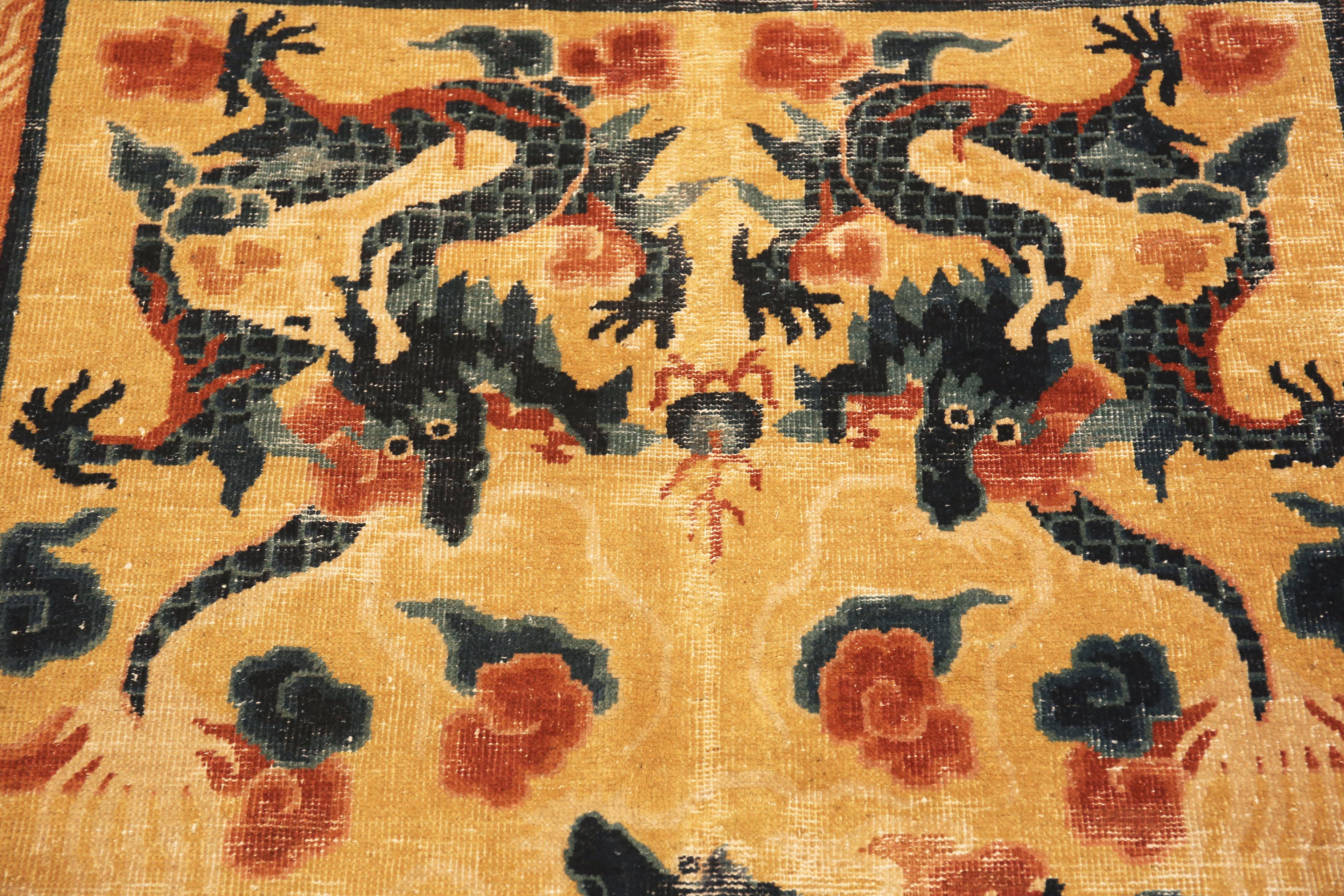 Antique Chinese Dragon Design Rug. 5 ft 3 in x 7 ft 8 in In Good Condition For Sale In New York, NY