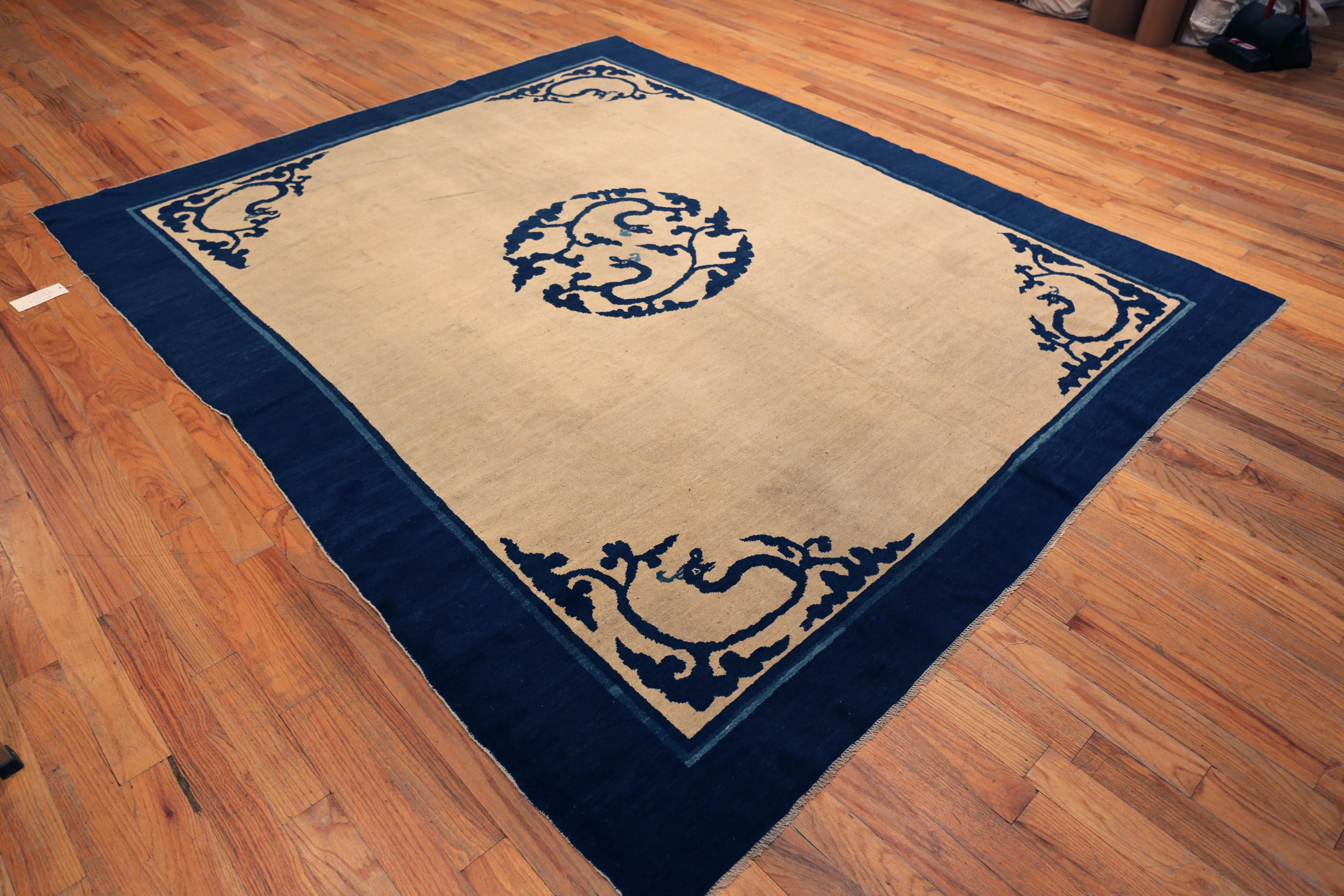 Ancien tapis chinois Ningxia avec médaillon de dragon, Pays d'origine : Chine, Circa date : 1850's