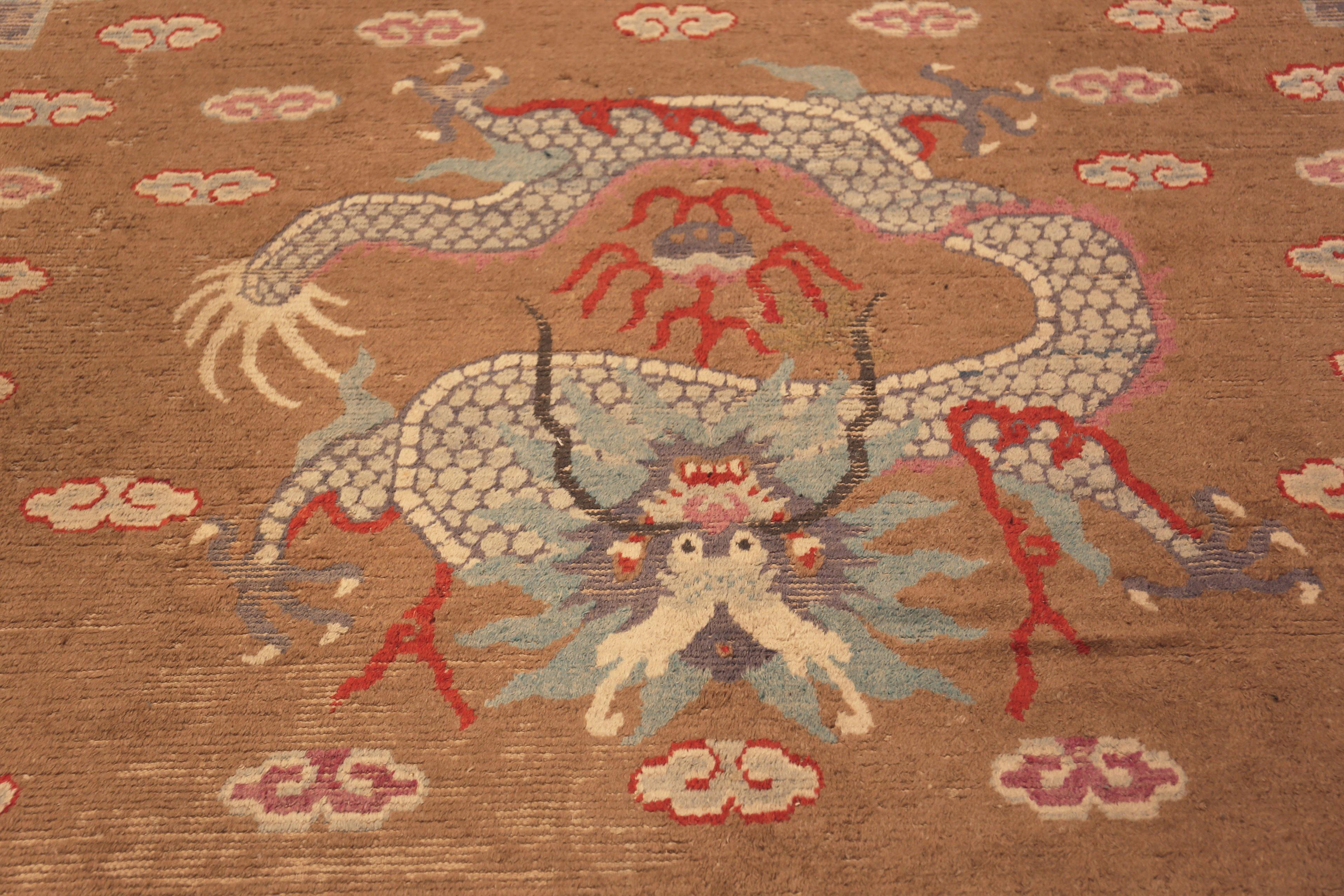 XIXe siècle Tapis mongol ancien à motif de dragon. 10 pieds 3 po. x 11 pieds en vente