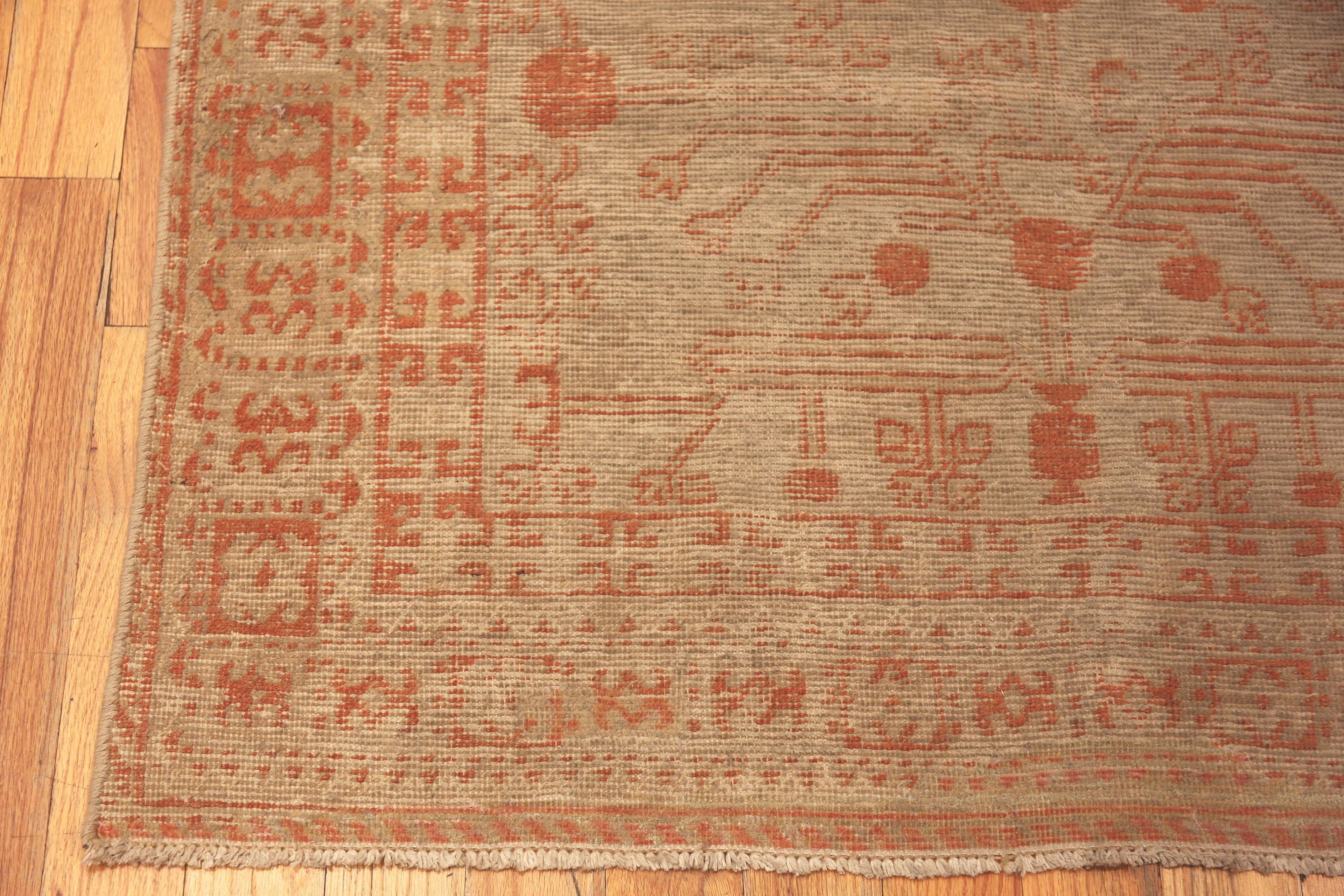 Kleiner antiker Khotan-Teppich aus Ostturkestan, Herkunftsland: Ostturkestan Teppiche, CIRCA Datum: 1900. Größe: 4 ft 1 in x 8 ft (1,24 m x 2,44 m)
