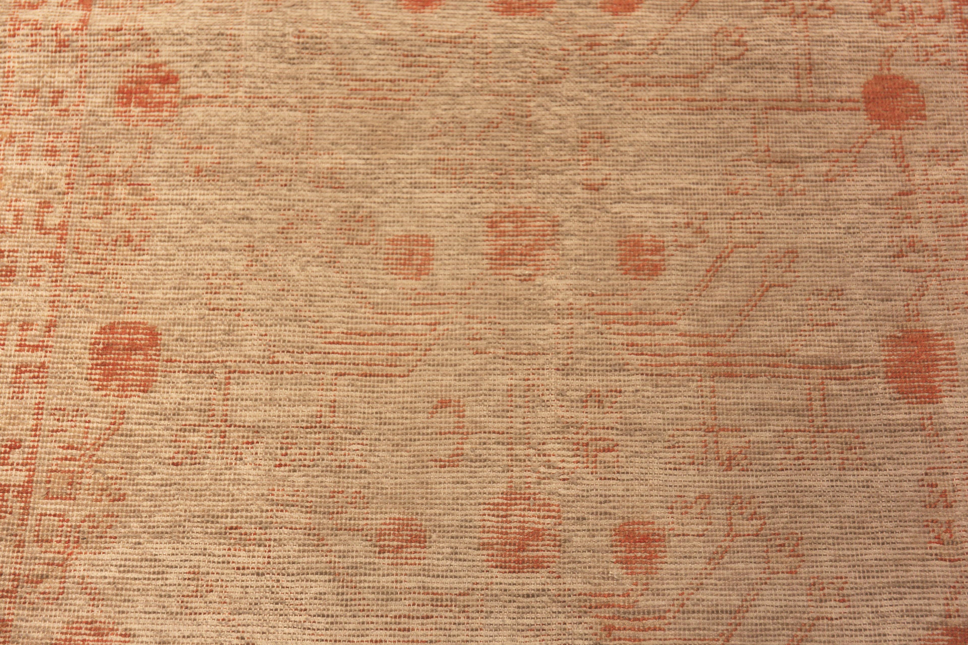 Antiker Ostturkestanischer Khotan-Teppich aus Ostturkestan. 4 ft 1 in x 8 ft im Zustand „Gut“ im Angebot in New York, NY
