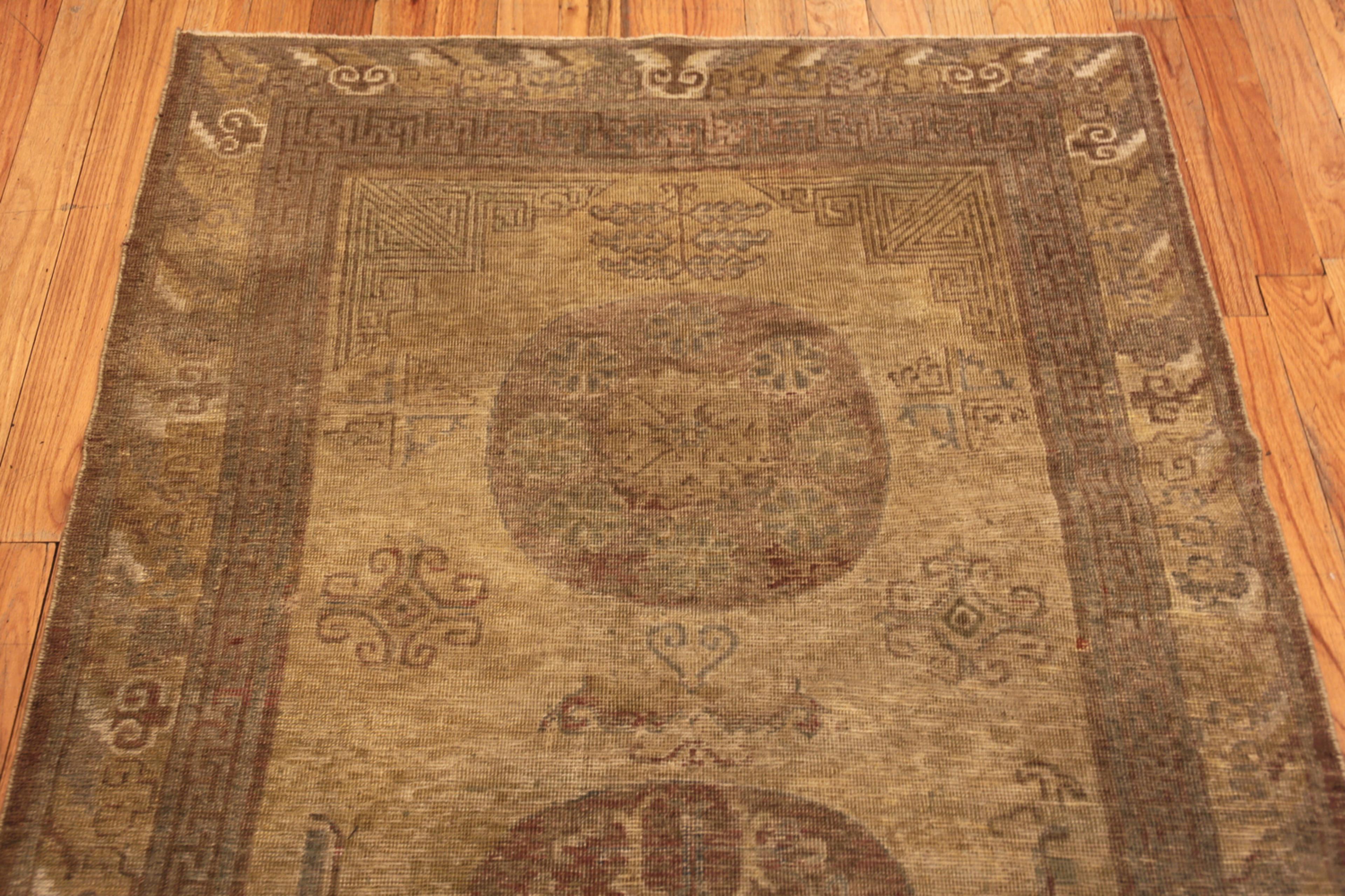 Antiker Ostturkestanischer Khotan-Teppich aus Ostturkestan. 4 ft 2 in x 8 ft 4 in (20. Jahrhundert) im Angebot