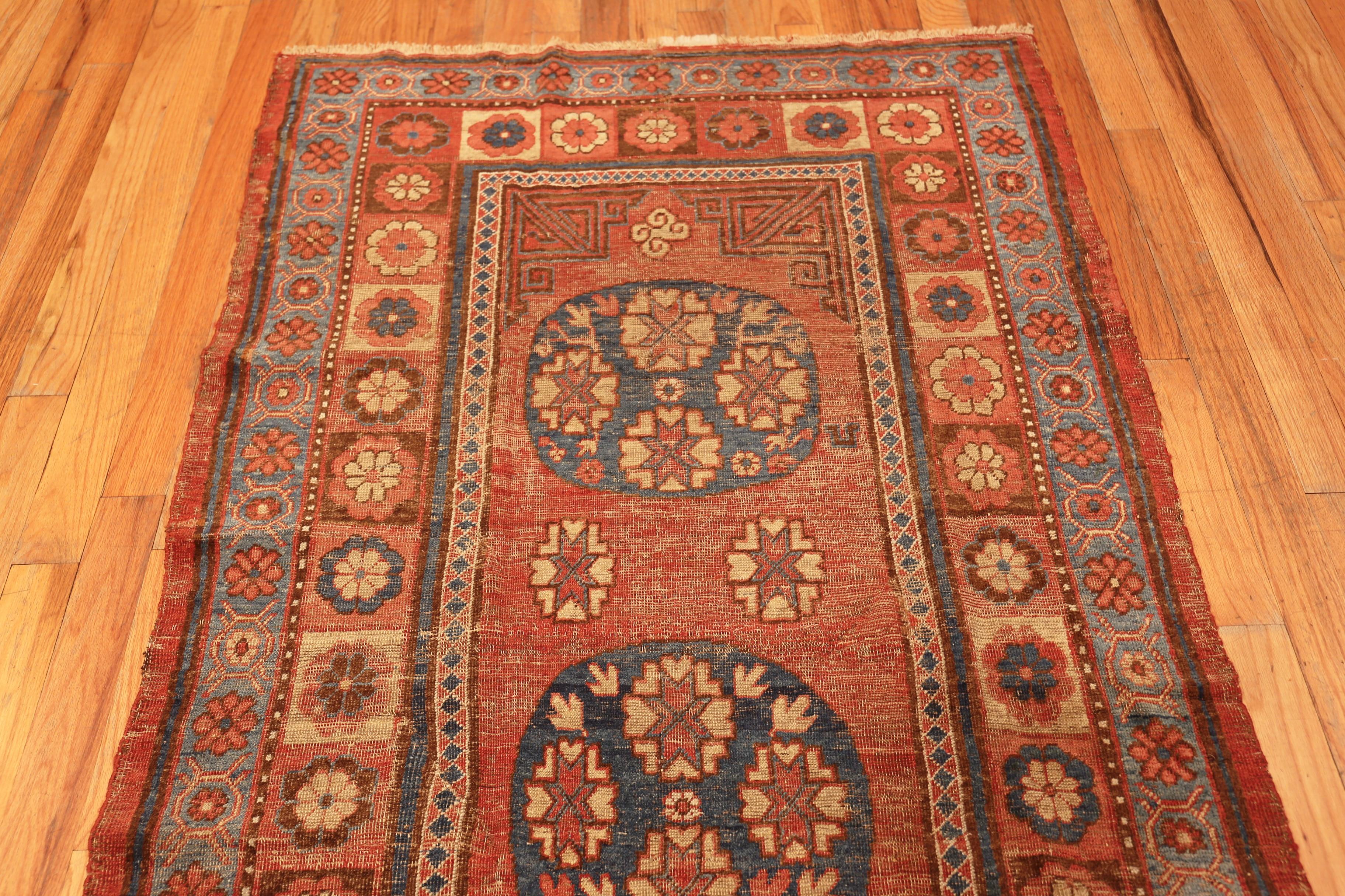 Captivant tapis ancien du Turkestan oriental Khotan, Pays d'origine : Turkestan oriental, Circa date : 1900