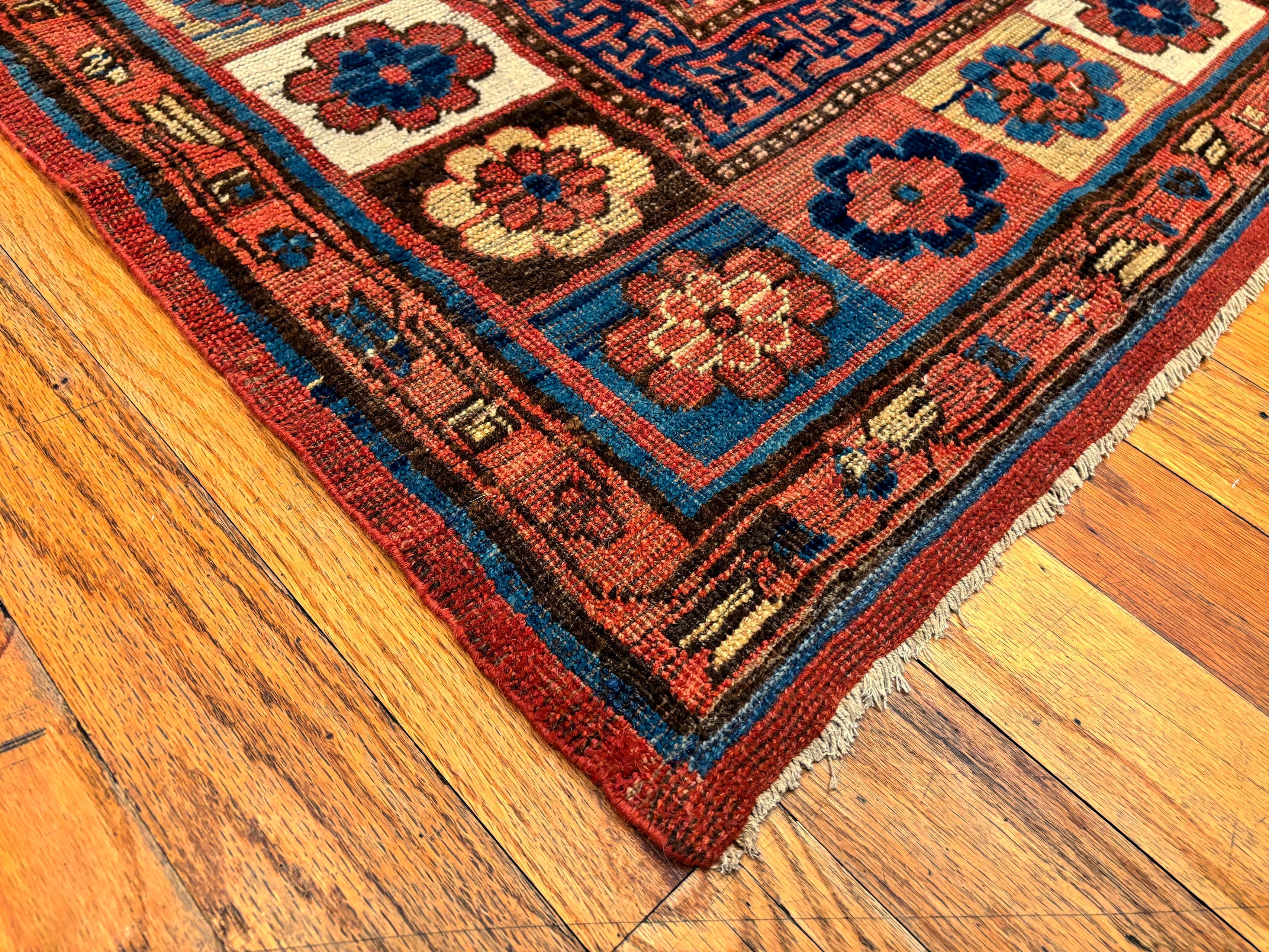 Nazmiyal Collection Antique East Turkestan Teppich 6 ft 2 in x 12 ft (Zentralasiatisch) im Angebot