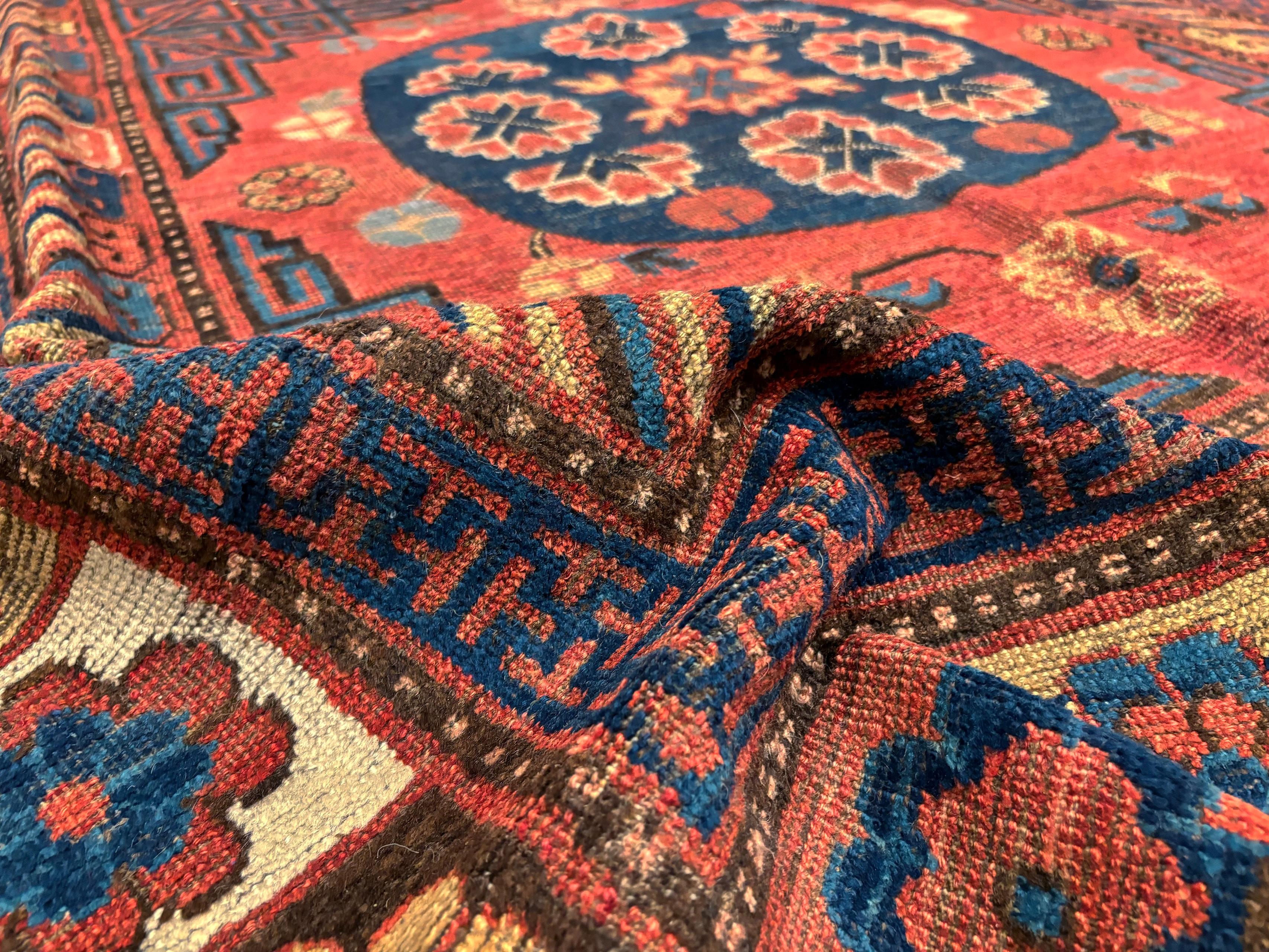Nazmiyal Collection Antique East Turkestan Teppich 6 ft 2 in x 12 ft im Zustand „Gut“ im Angebot in New York, NY