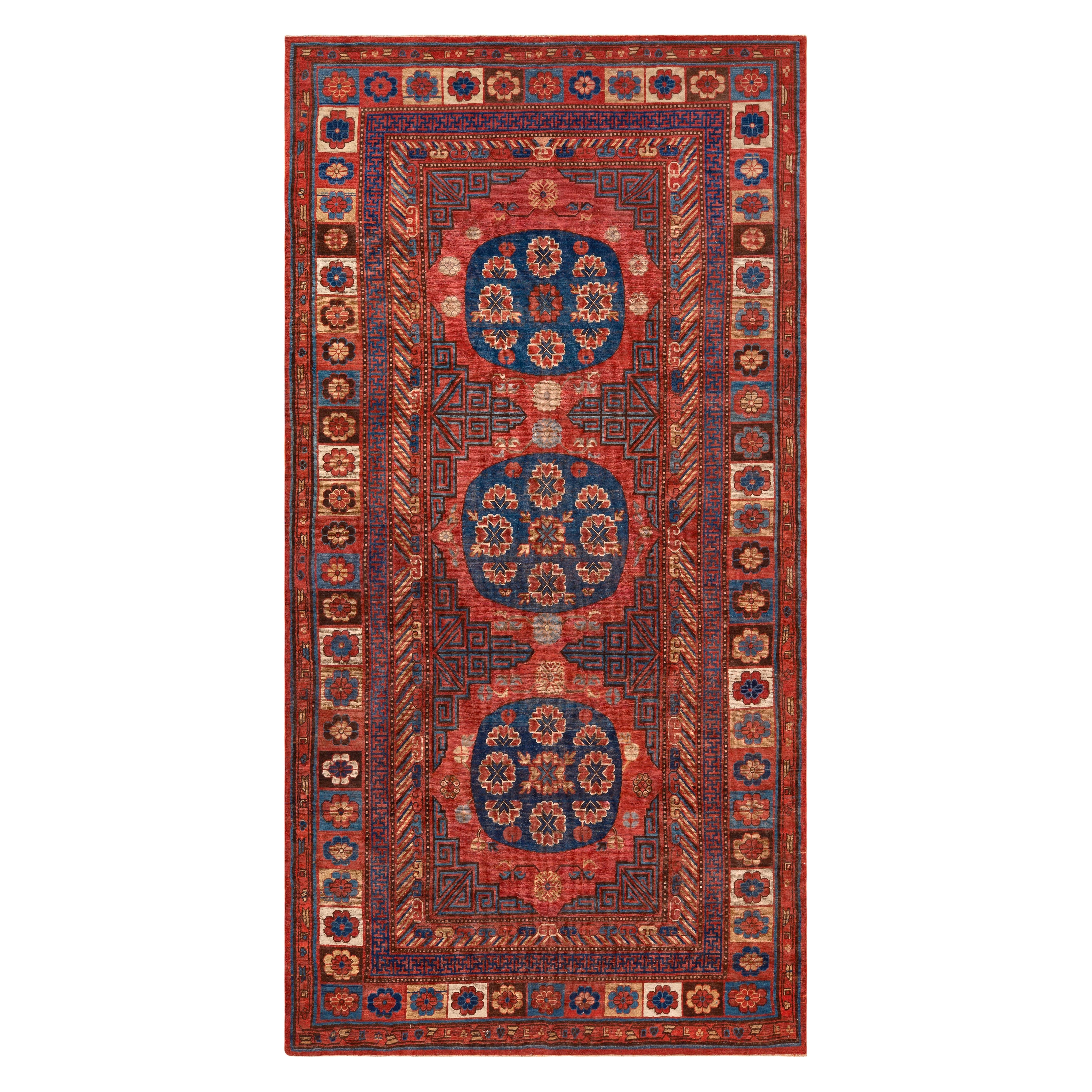 Nazmiyal Collection Antique East Turkestan Teppich 6 ft 2 in x 12 ft im Angebot