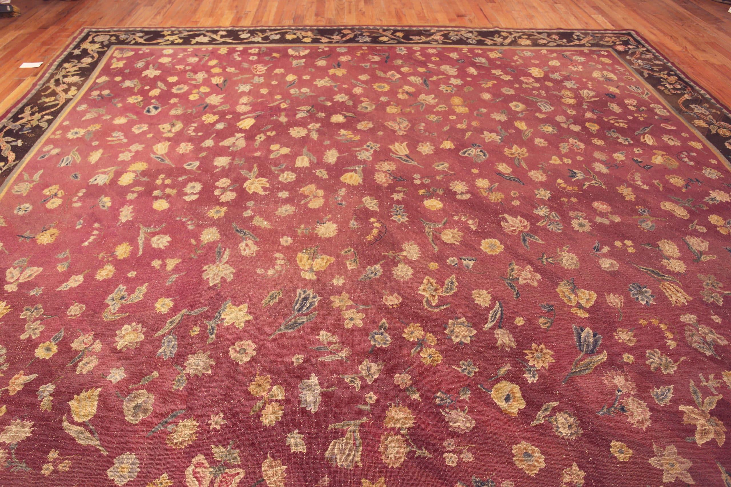 Square Antique Purple Needlepoint English Allover Floral Rug, Pays d'origine : Angleterre, Date de circa : 1900. Dimensions : 4,34 m x 4,47 m (14 ft 3 in x 14 ft 8 in)
