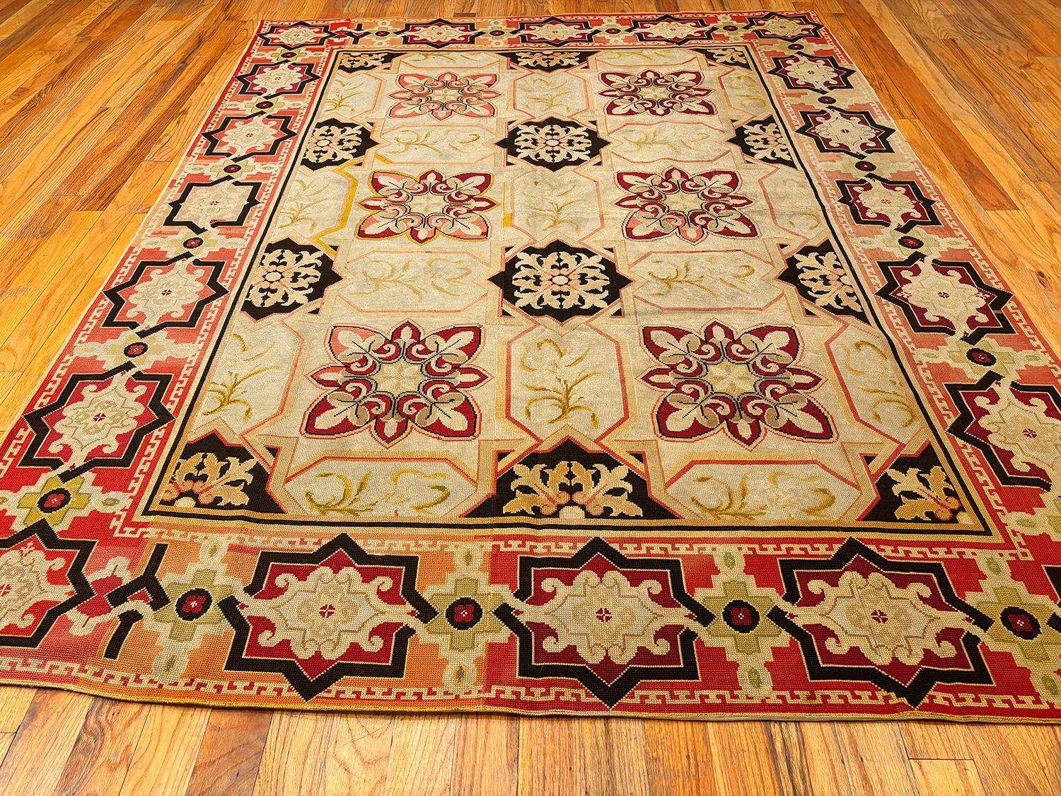 Tappeto a punta d'ago inglese antico con sfondo crema avorio e motivo geometrico, Paese d'origine: Inghilterra, Data approssimativa: 1910