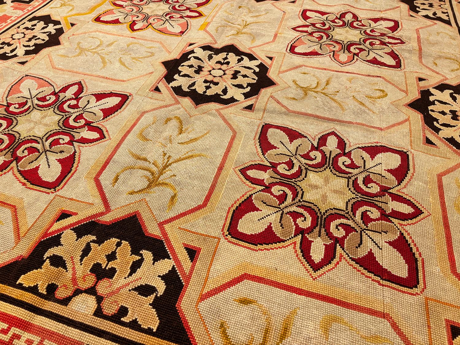 Coloniale britannico Tappeto a punto d'ago inglese antico Nazmiyal Collection 6 ft 5 in x 8 ft 5 in in vendita