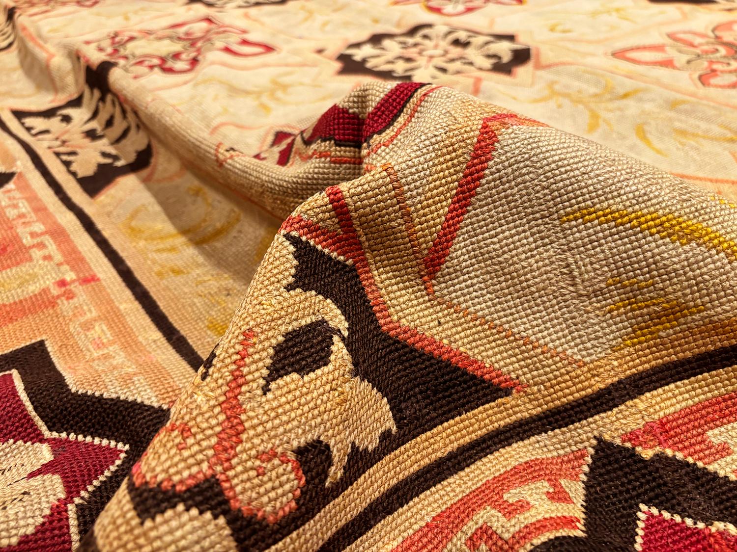 Tappeto a punto d'ago inglese antico Nazmiyal Collection 6 ft 5 in x 8 ft 5 in In condizioni buone in vendita a New York, NY