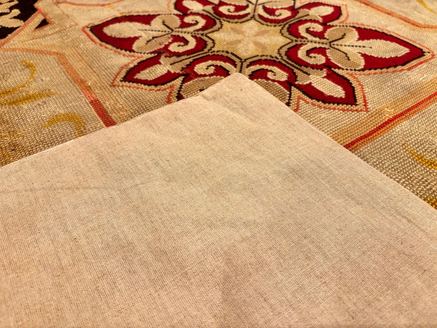 XX secolo Tappeto a punto d'ago inglese antico Nazmiyal Collection 6 ft 5 in x 8 ft 5 in in vendita