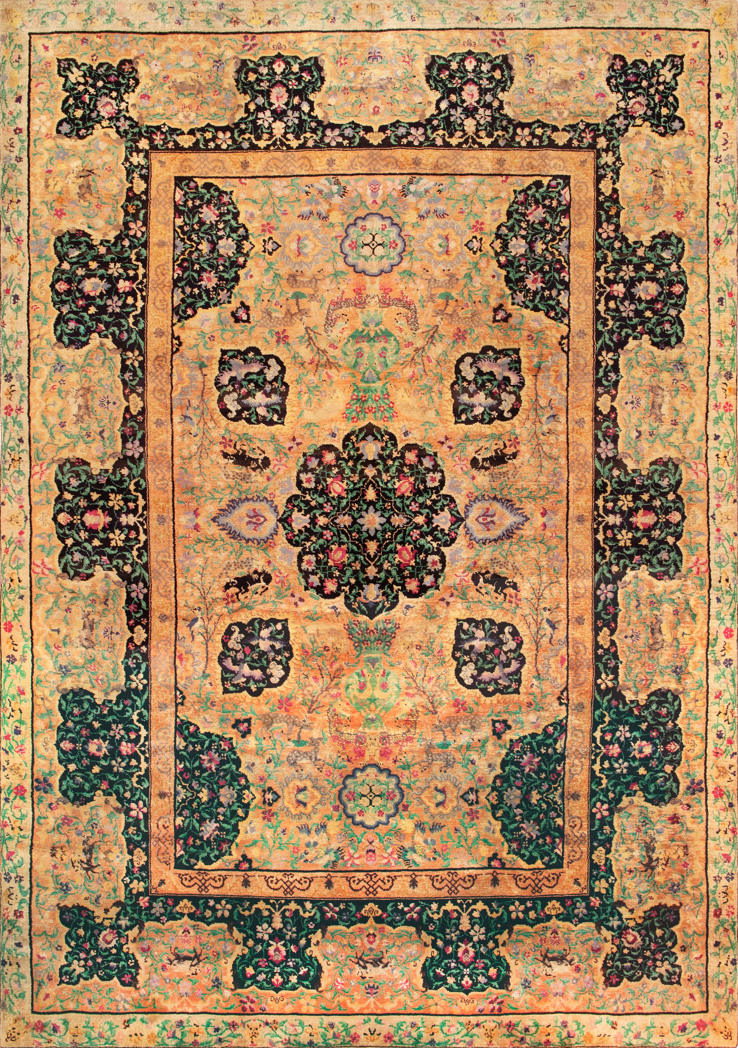 Herkunft: Europa, Anfang des 20. Jahrhunderts

Einfluss des Designs: Klassische Teppiche aus dem 17. Jahrhundert mit persischen und europäischen Mischformen

Motive: Drachen, Vögel, Tiere, florale Medaillons, Urnen, Rankenranken

Artistischer Stil: