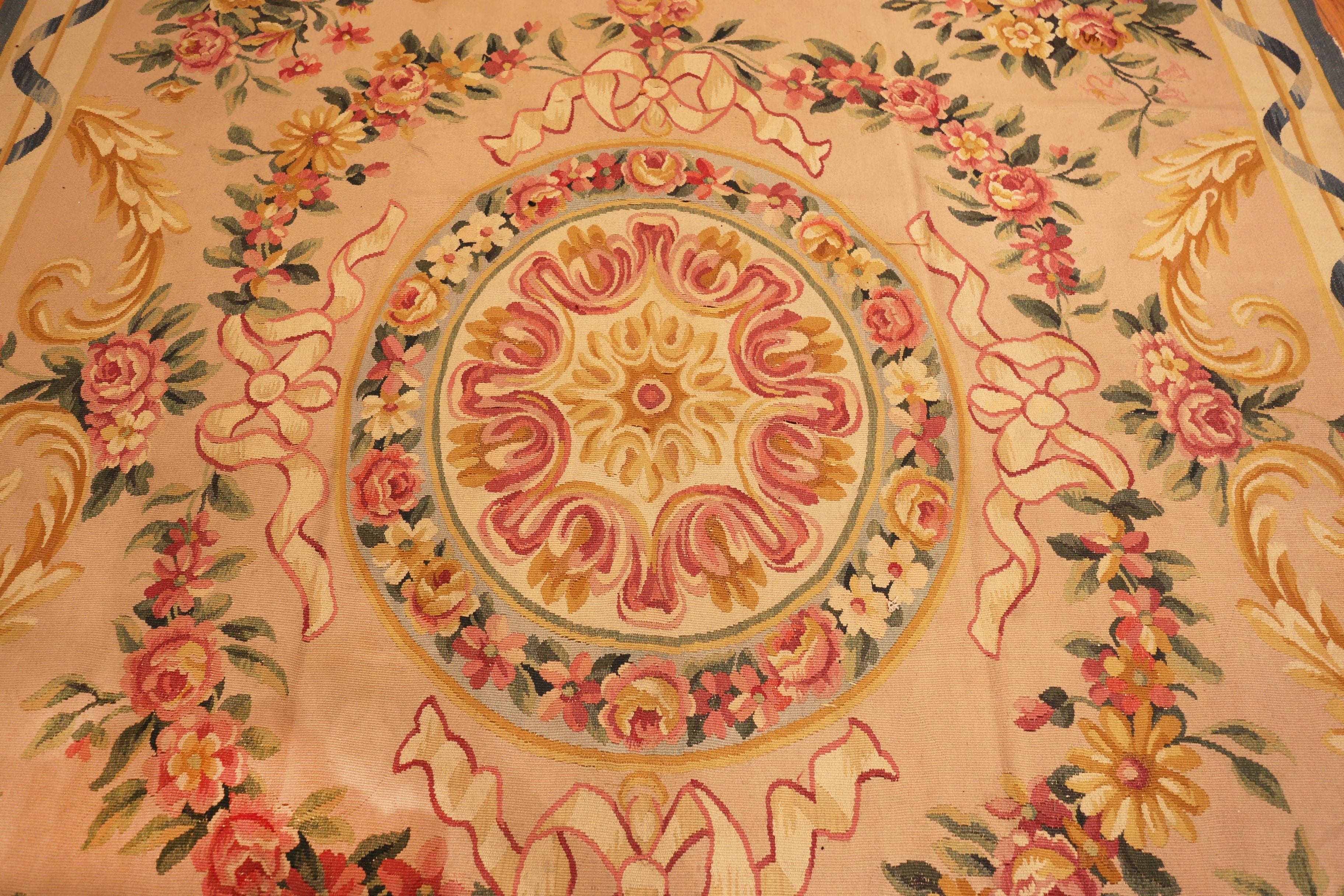 Tappeto Antique French Aubusson con corone floreali e volute rococò, Origine: Francia, Data approssimativa: 1930