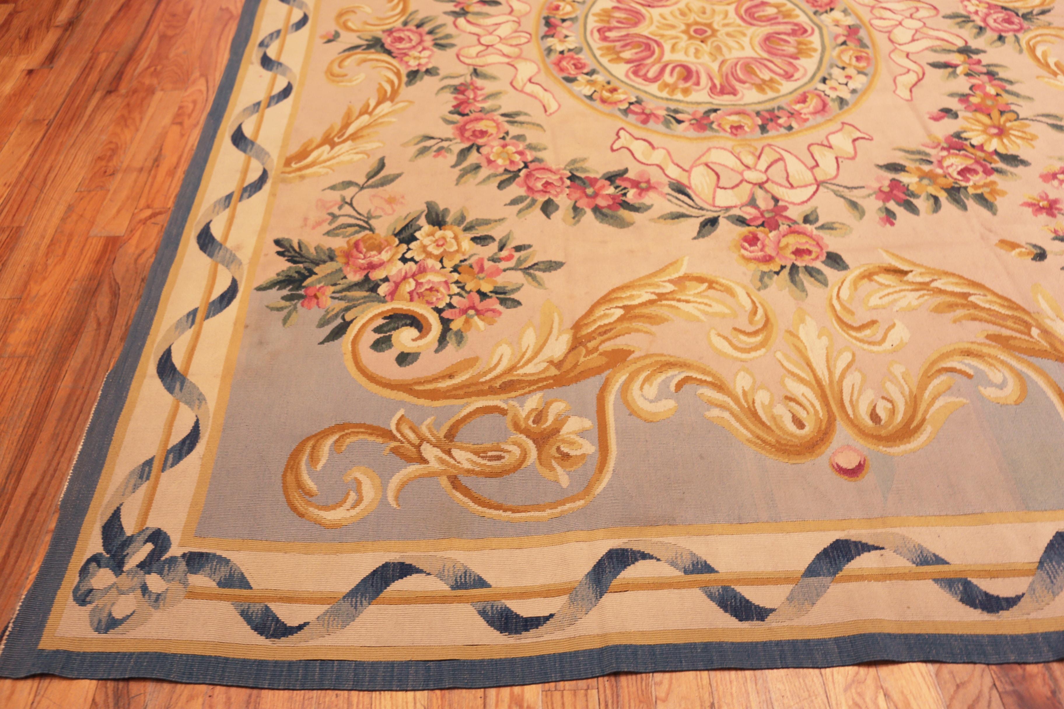 Tappeto Nazmiyal Collection Antique French Aubusson Rococo 9 ft x 12 ft 3 in In condizioni buone in vendita a New York, NY