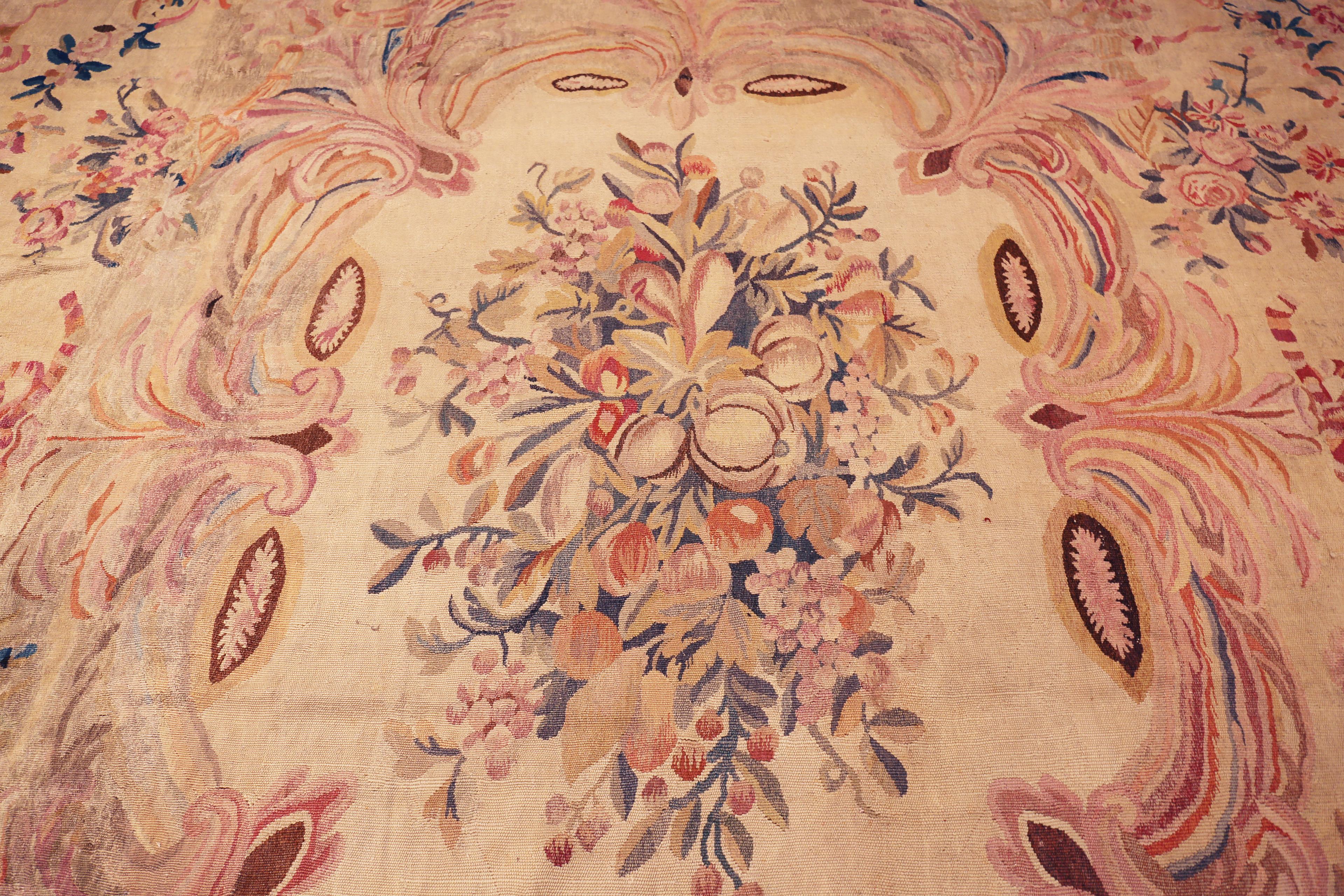 Tappeto Nazmiyal Collection Antique French Aubusson 14 ft 7 in x 16 ft 6 in In condizioni buone in vendita a New York, NY