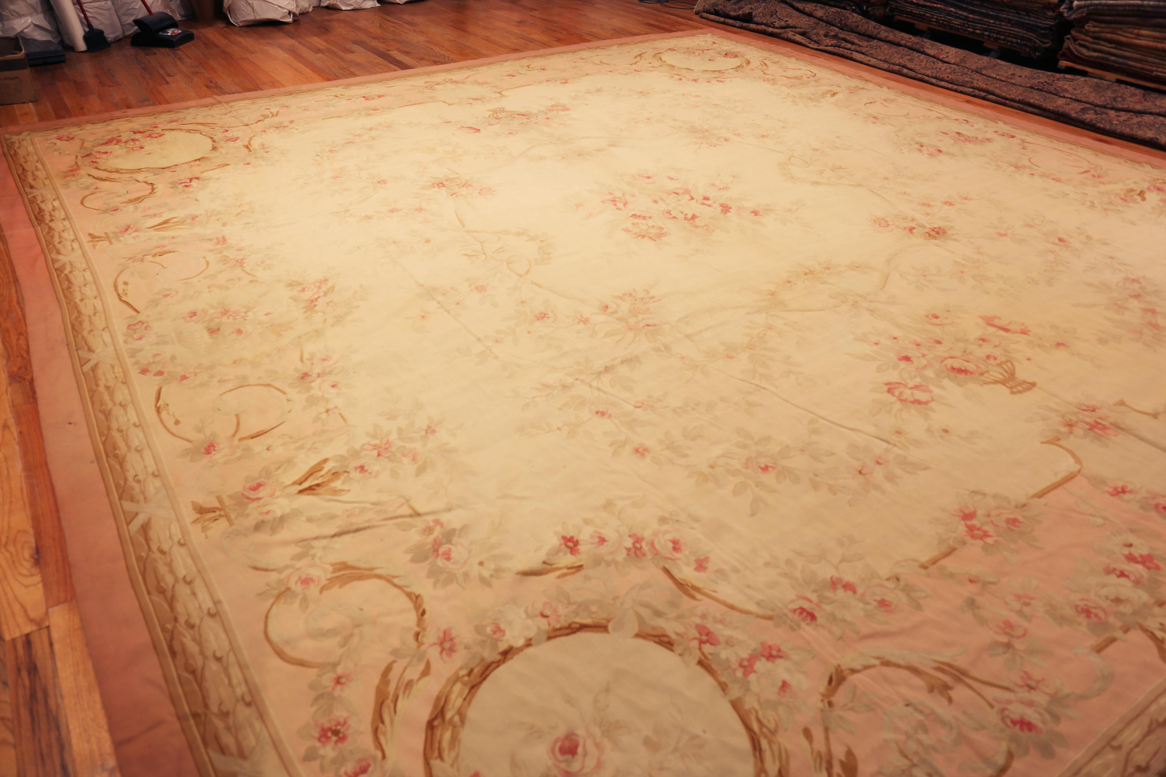 Nazmiyal Collection Antique French Aubusson Teppich 16 ft 2 in x 17 ft 9 in im Angebot 3