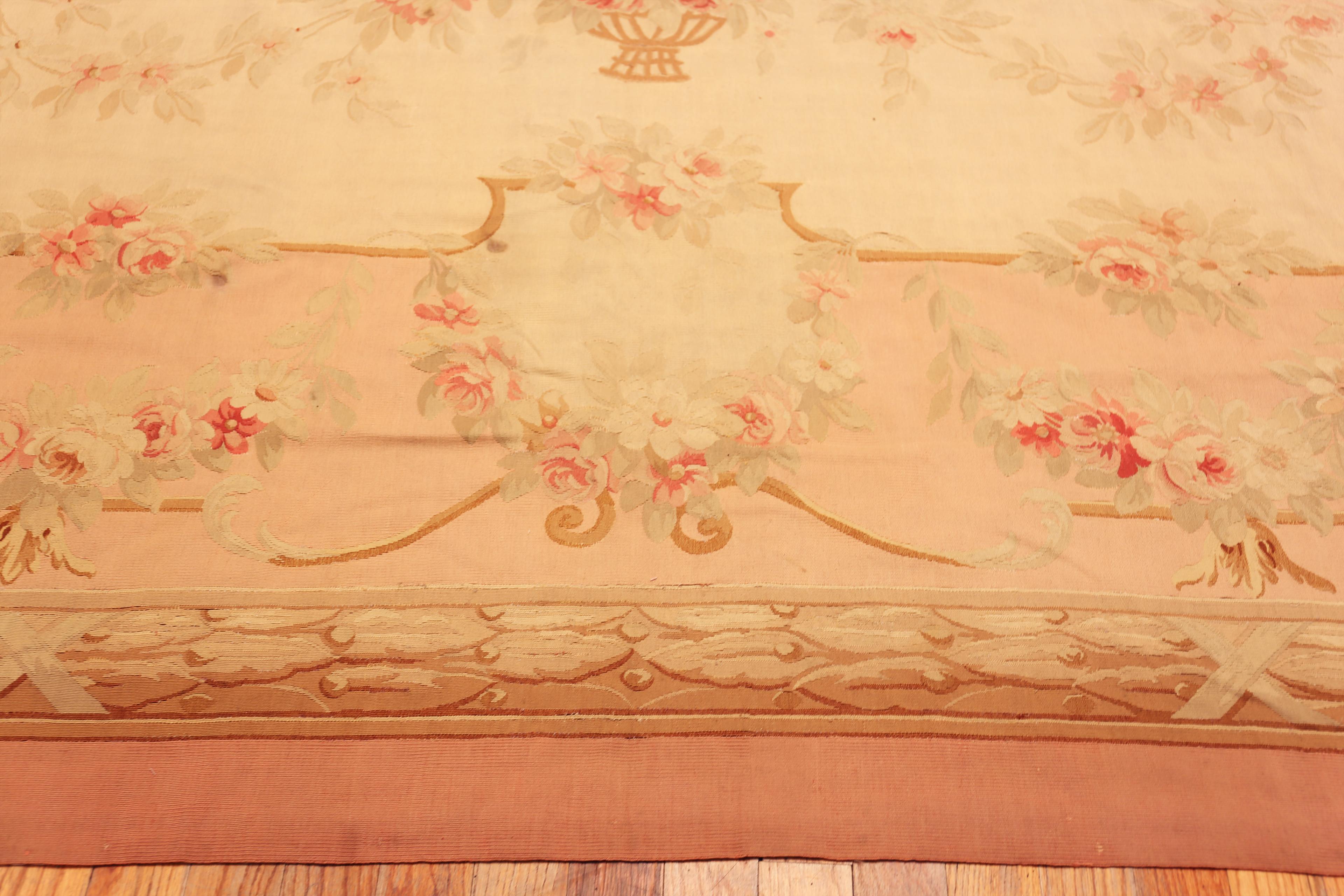 Nazmiyal Collection Antique French Aubusson Teppich 16 ft 2 in x 17 ft 9 in (Französisch) im Angebot