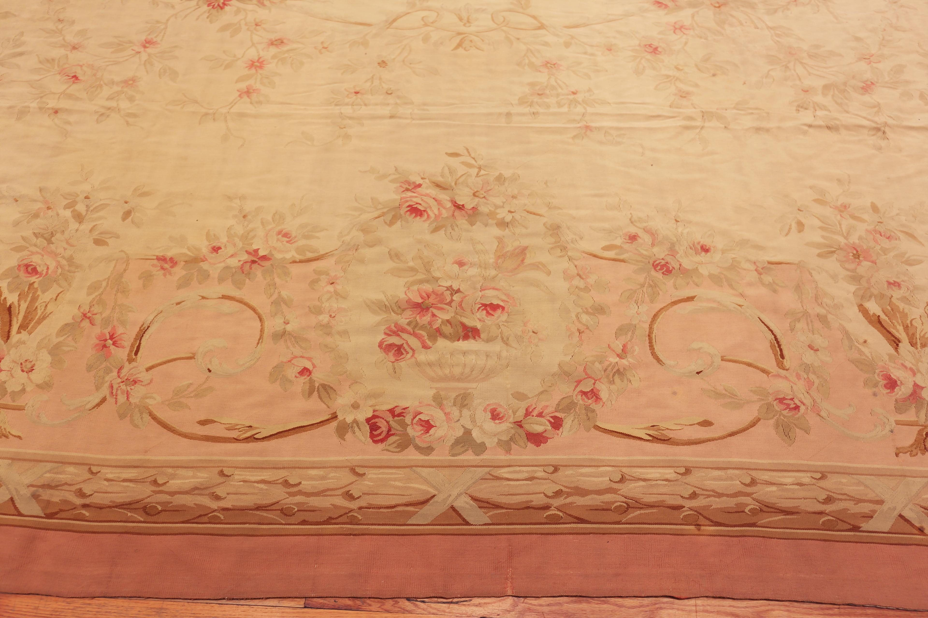 Nazmiyal Collection Antique French Aubusson Teppich 16 ft 2 in x 17 ft 9 in im Zustand „Gut“ im Angebot in New York, NY