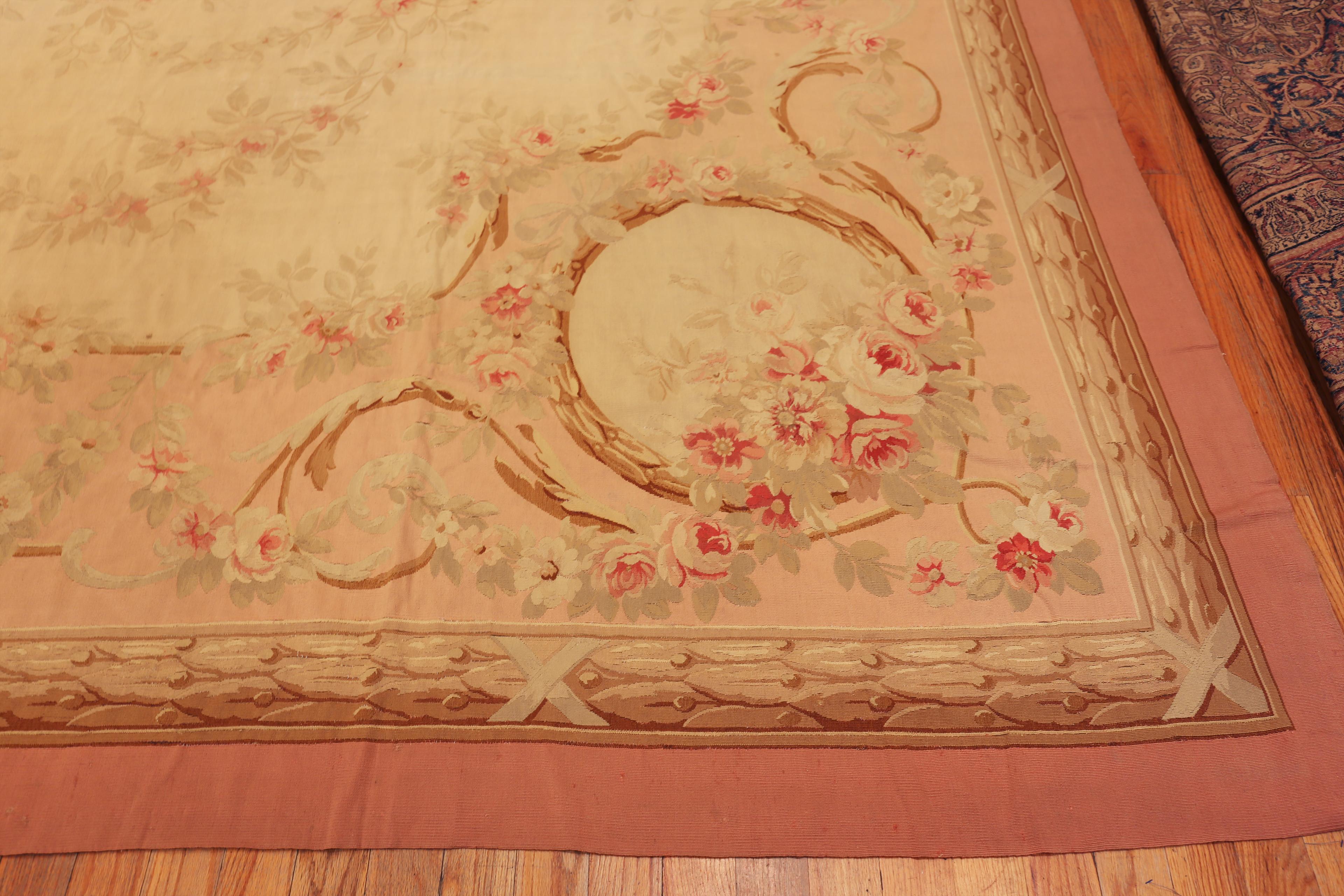 Nazmiyal Collection Antique French Aubusson Teppich 16 ft 2 in x 17 ft 9 in (19. Jahrhundert) im Angebot