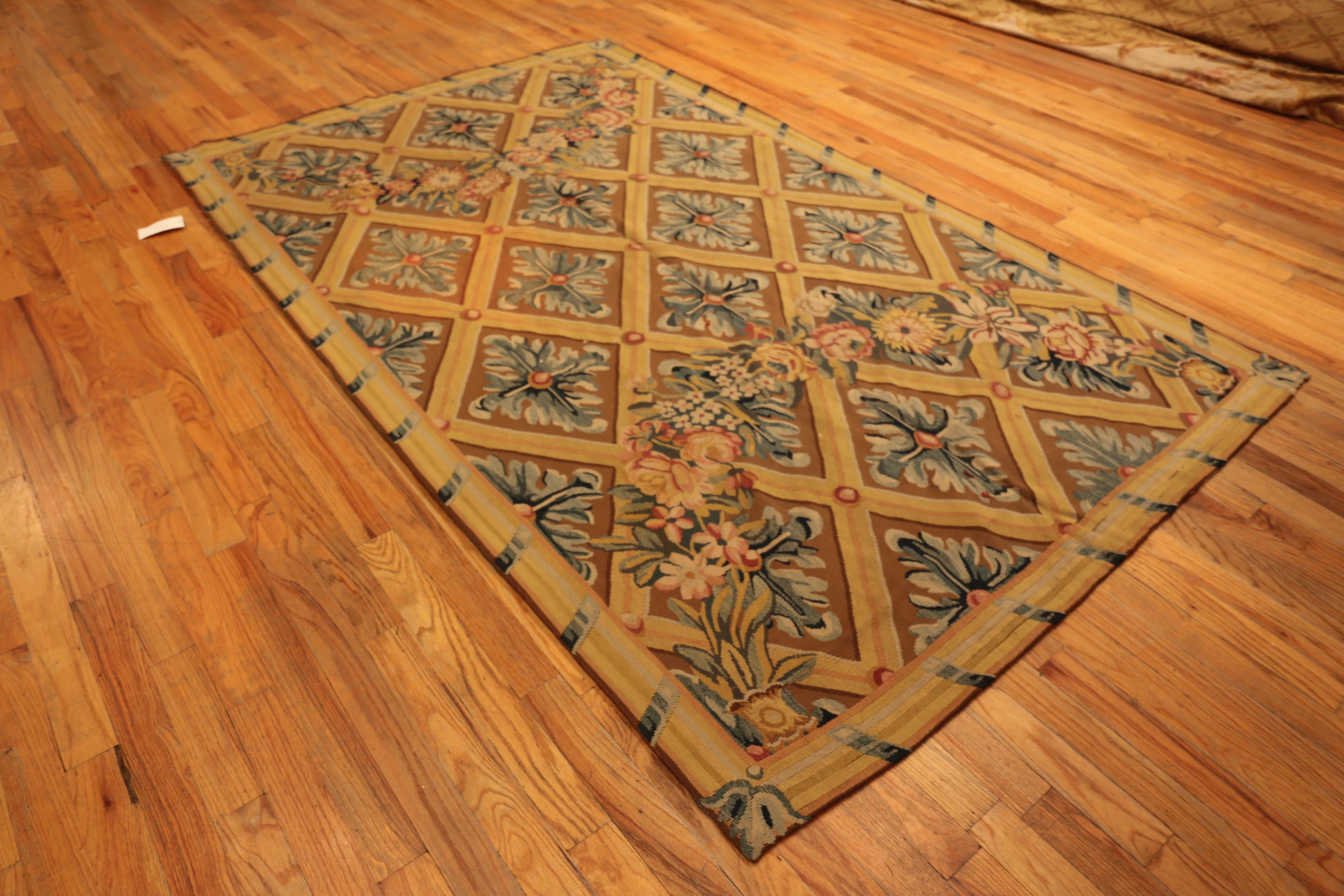 Tappeto Antique French Aubusson - Ghirlanda floreale e disegno a traliccio, tessuto a mano