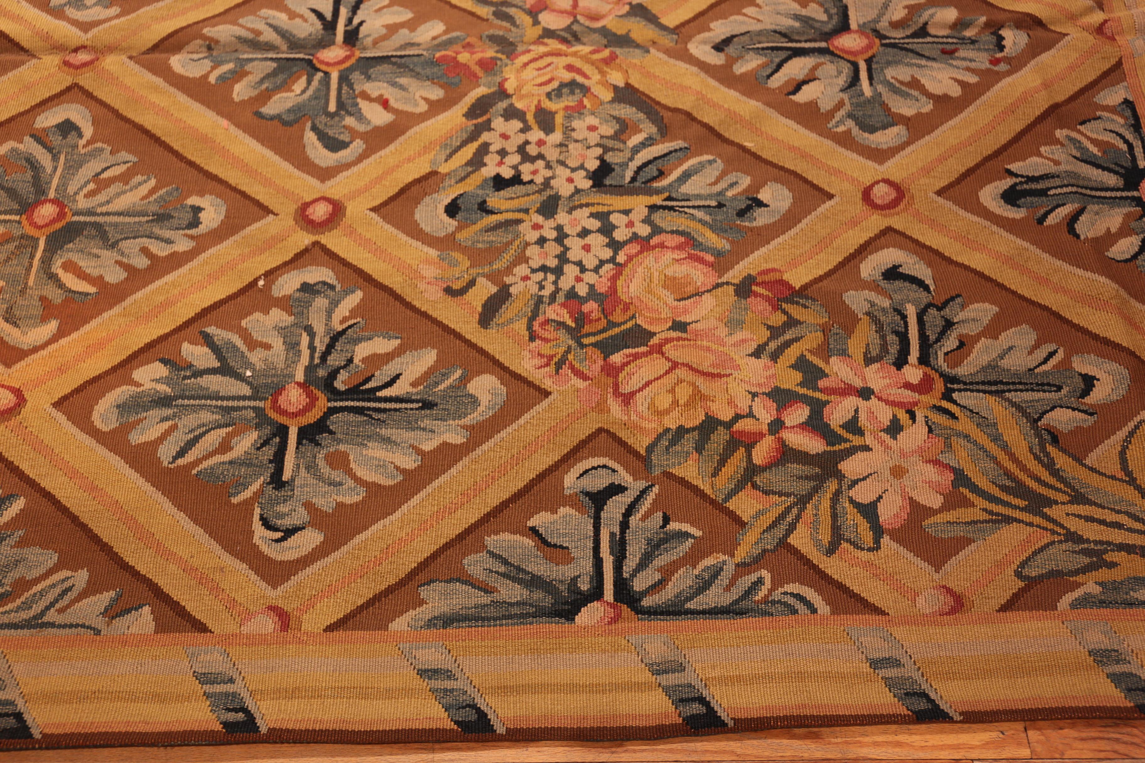 Tappeto Nazmiyal Collection Antique French Design Floral 6 ft 2 in x 10 ft 2 in In condizioni buone in vendita a New York, NY