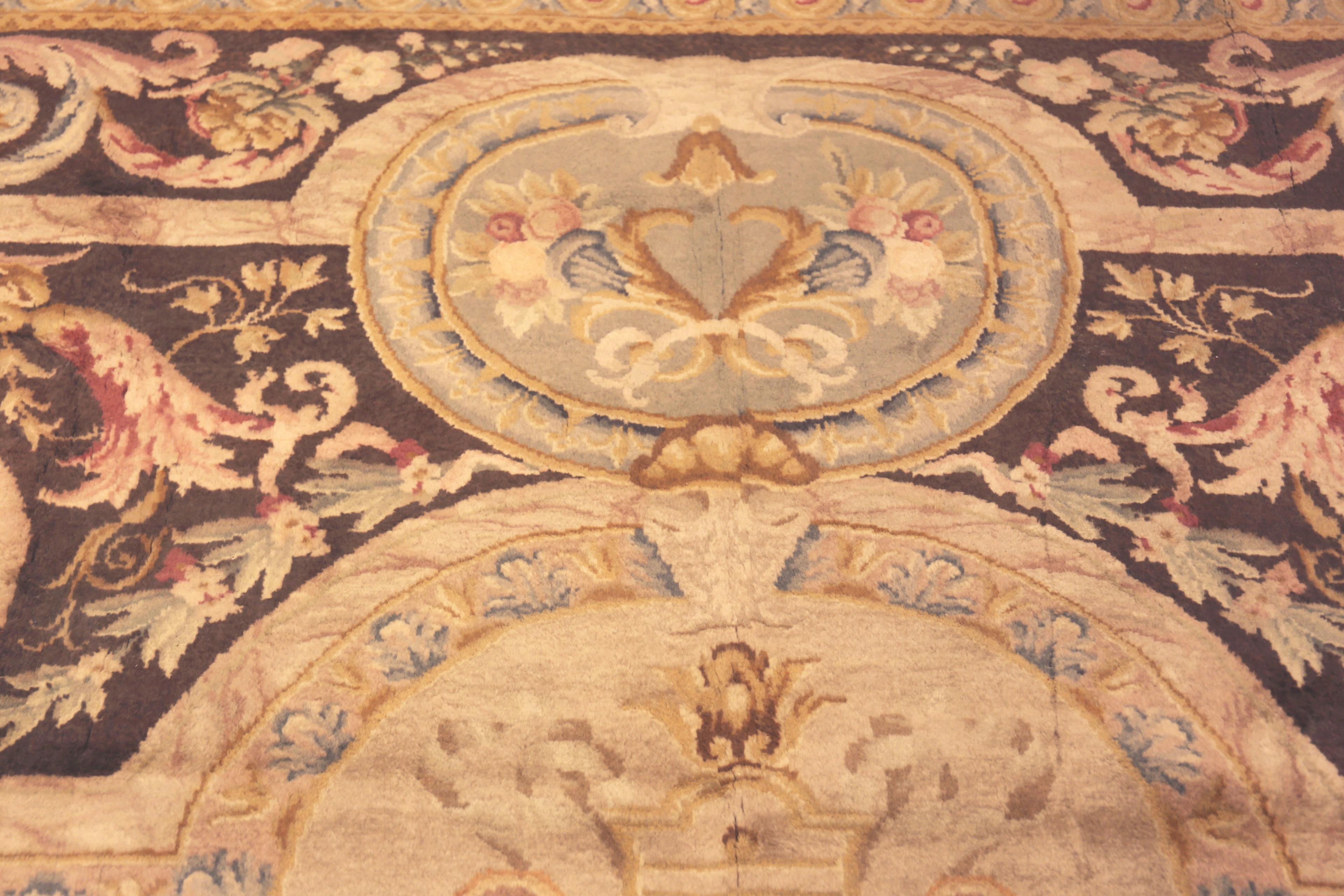 Preciosa Alfombra Grande Antique French Savonnerie, País de origen: Francia, Fecha de fabricación: 1850 - Las alfombras francesas de Savonnerie presentan diseños impresionantes que te transportan a una época en la que las tendencias de diseño eran