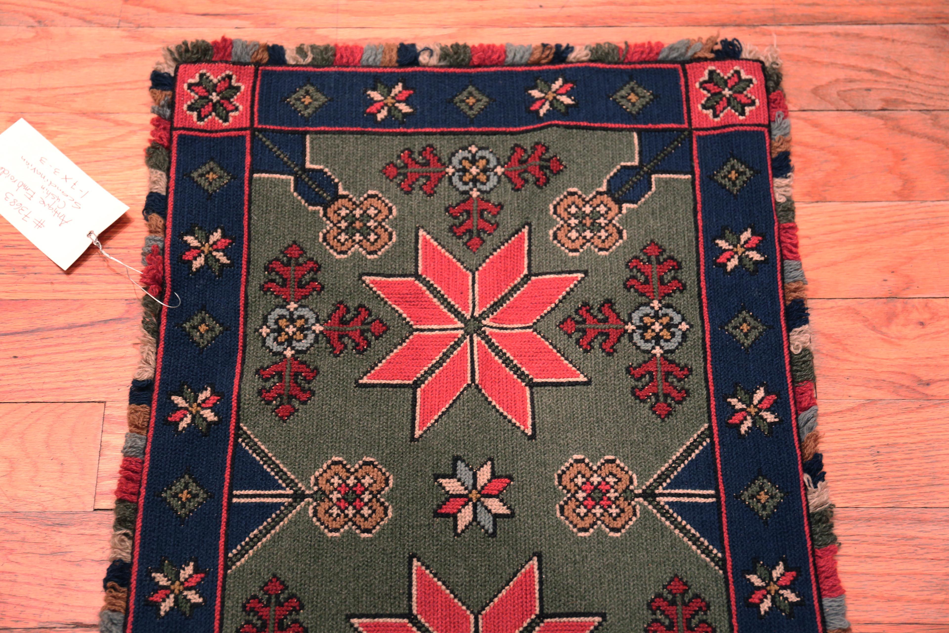 Nazmiyal Collection Antike Geometrische Stickerei 3 ft 3 in x 1 ft 7 in (Volkskunst) im Angebot