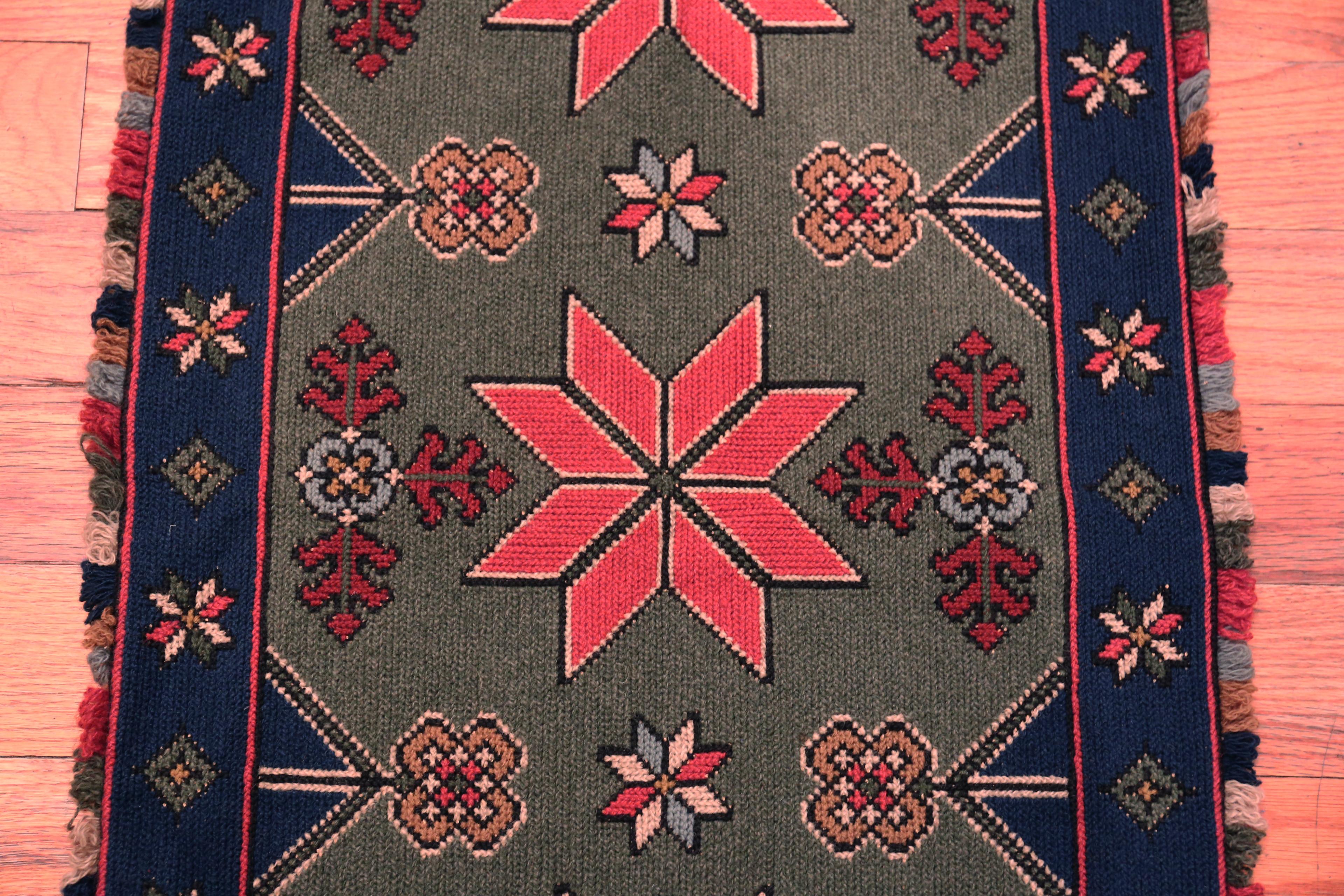 Nazmiyal Collection Antike Geometrische Stickerei 3 ft 3 in x 1 ft 7 in (Skandinavisch) im Angebot