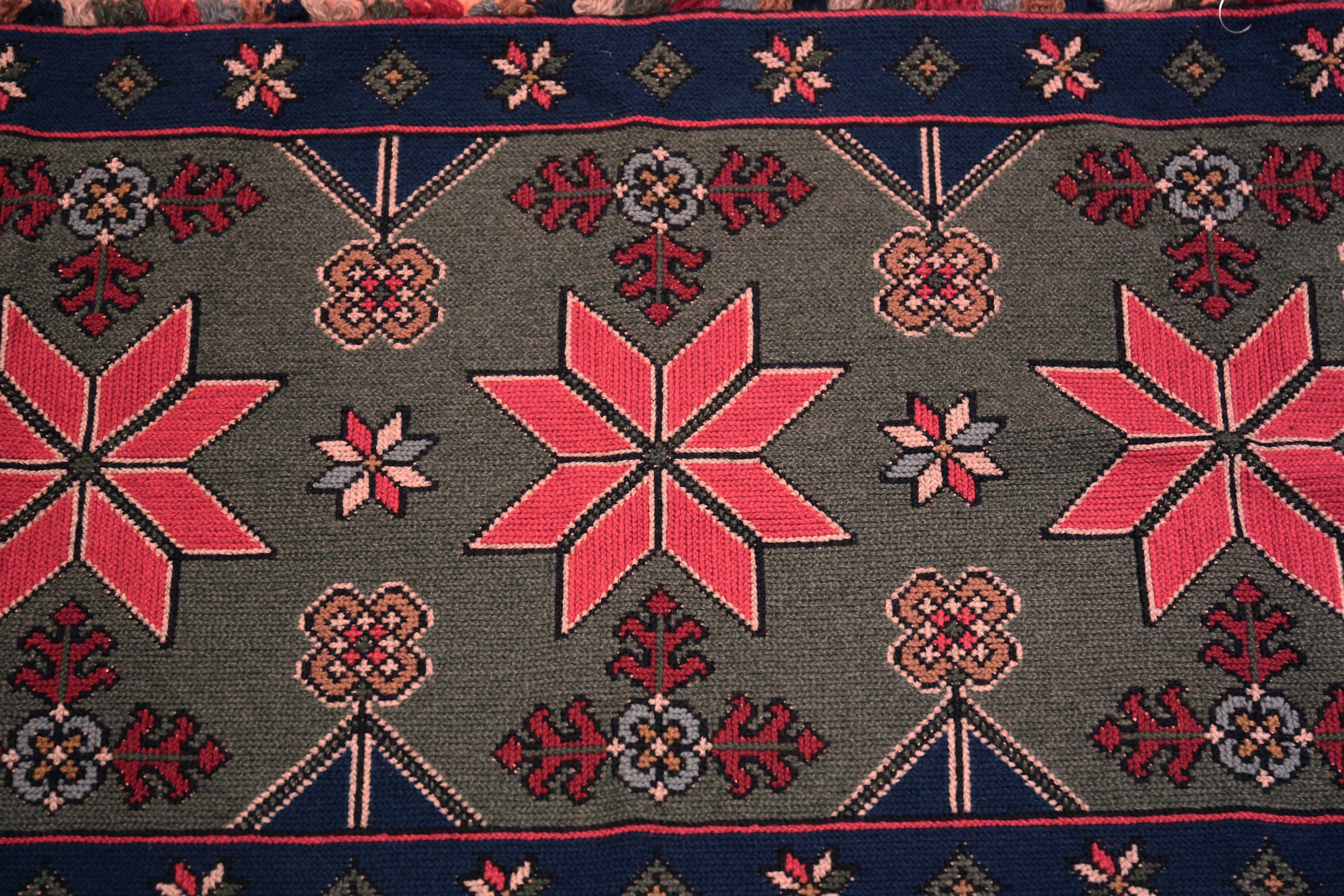 Nazmiyal Collection Antike Geometrische Stickerei 3 ft 3 in x 1 ft 7 in im Zustand „Gut“ im Angebot in New York, NY
