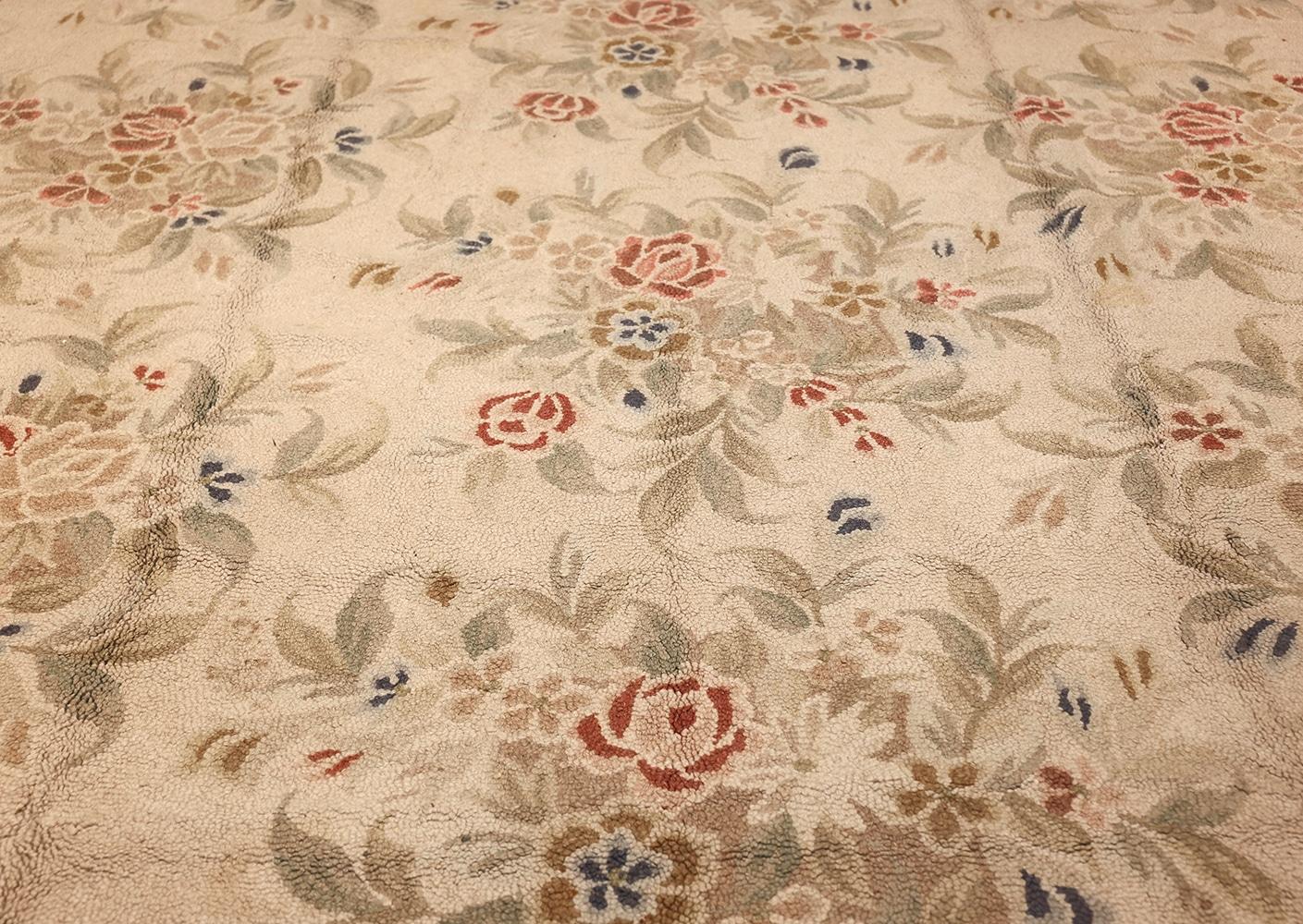 Antique Hooked American Rug. Size: 11 ft 6 in x 17 ft 10 in In Excellent Condition In New York, NY