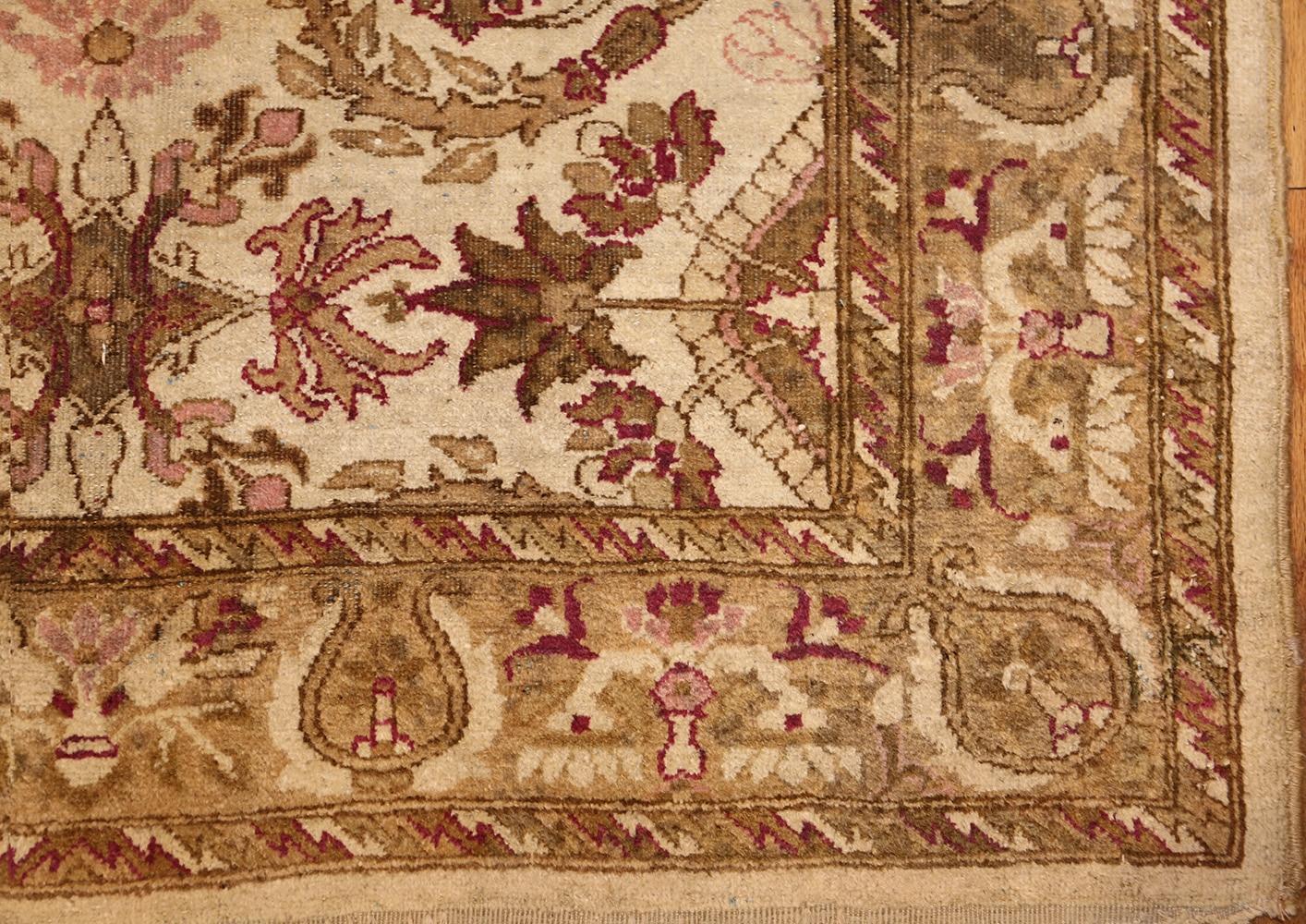 Antique Indian Agra Rug. Size: 4 ft x 6 ft 9 in  In Good Condition For Sale In New York, NY
