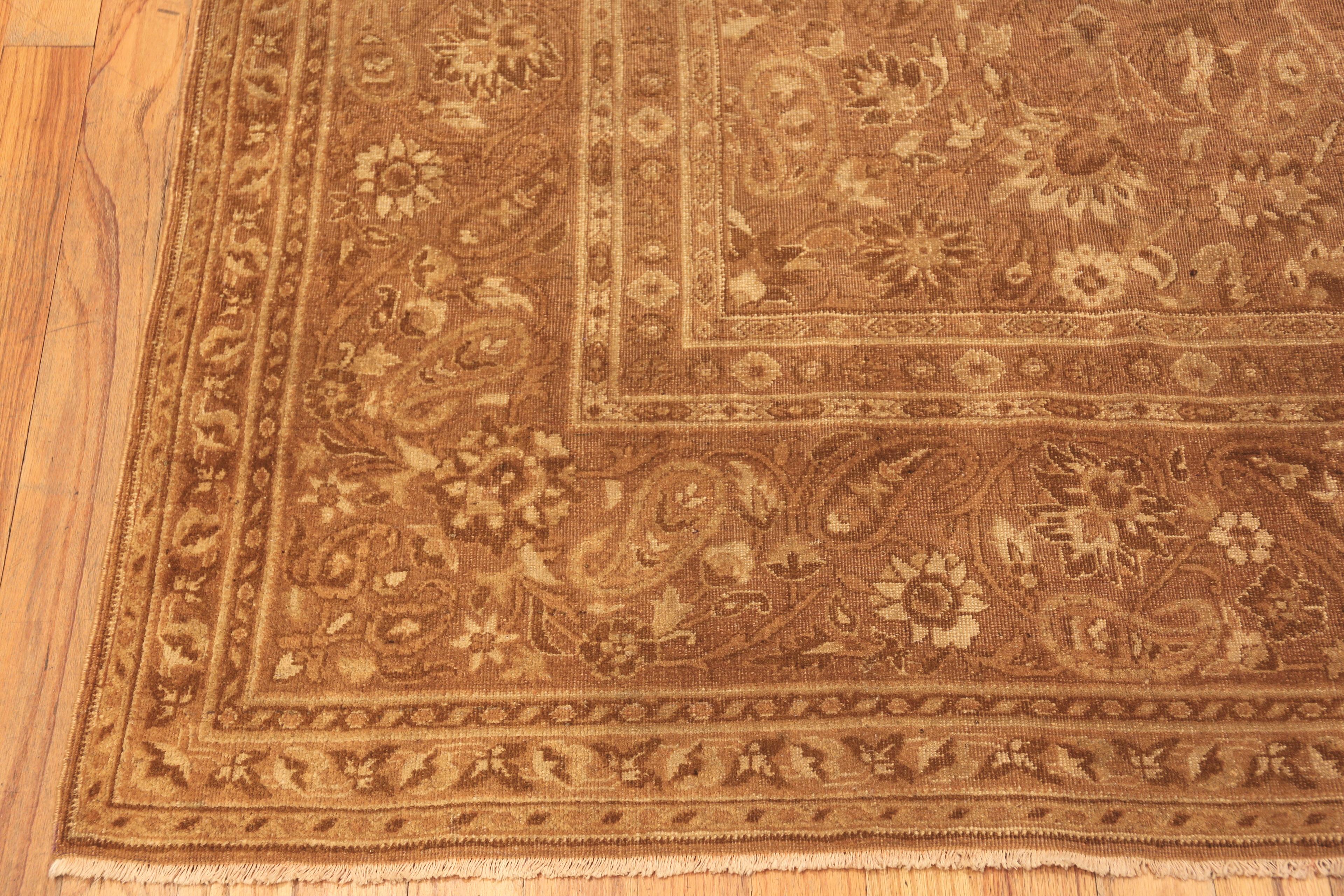 Antique Indian Amritsar Rug. 7 ft 10 in x 8 ft 10 in In Good Condition For Sale In New York, NY