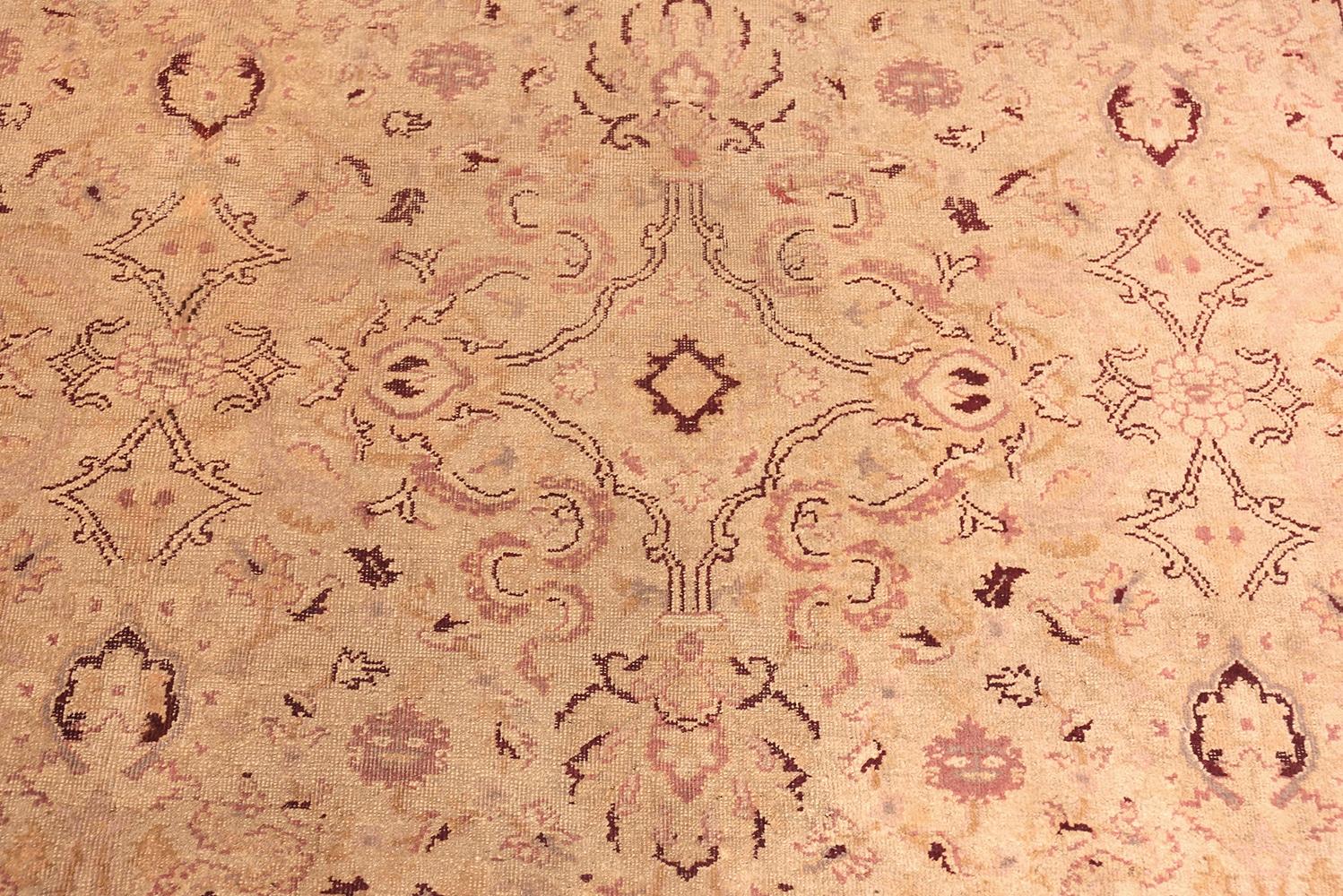 Antique Indian Amritsar Rug. Size: 11 Ft x 14 Ft In Good Condition For Sale In New York, NY
