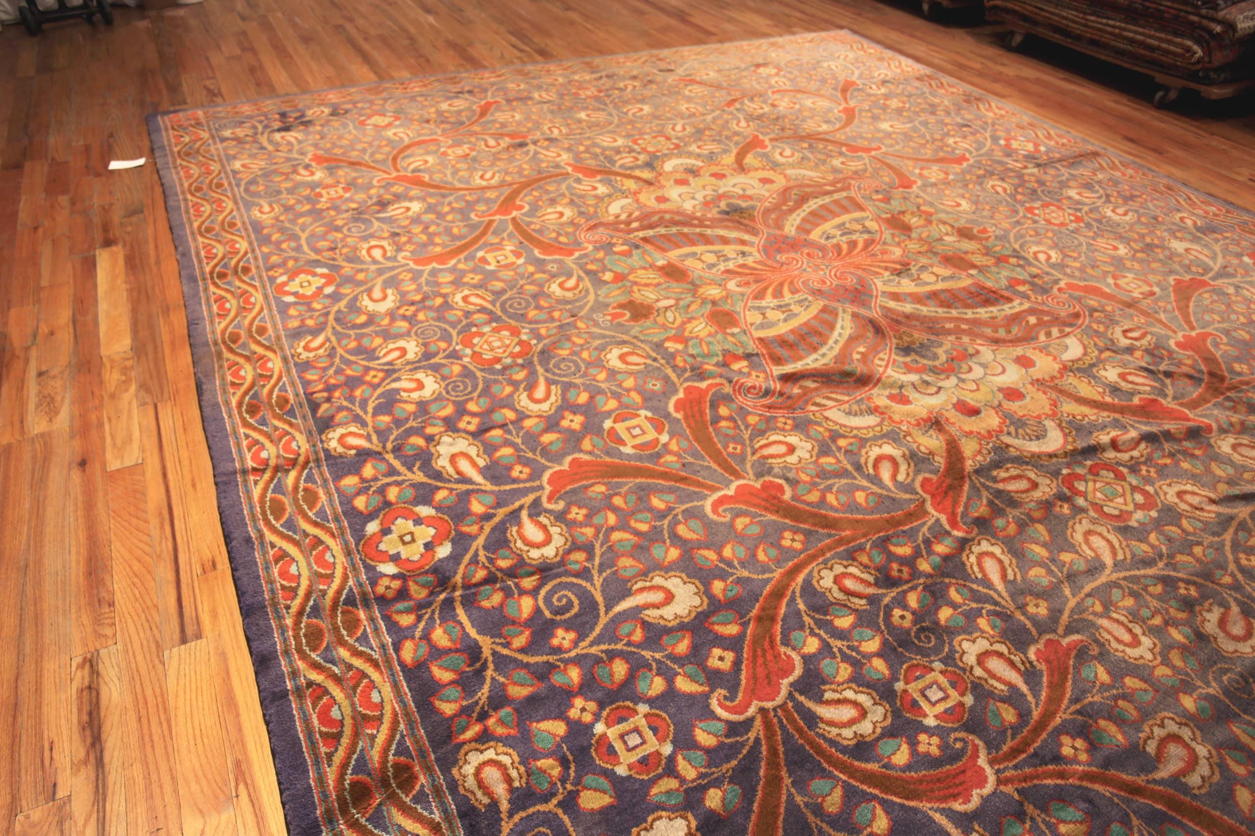 Hermosa Alfombra Irlandesa Antigua de Artes y Oficios Donegal, País De Origen : Irlanda, Fecha De Circa: 1920 - Donegal Carpets fue fundada en 1898 por Alexander Morton. Era fabricante textil en Killybegs, cerca del Ulster (Irlanda). Estas alfombras