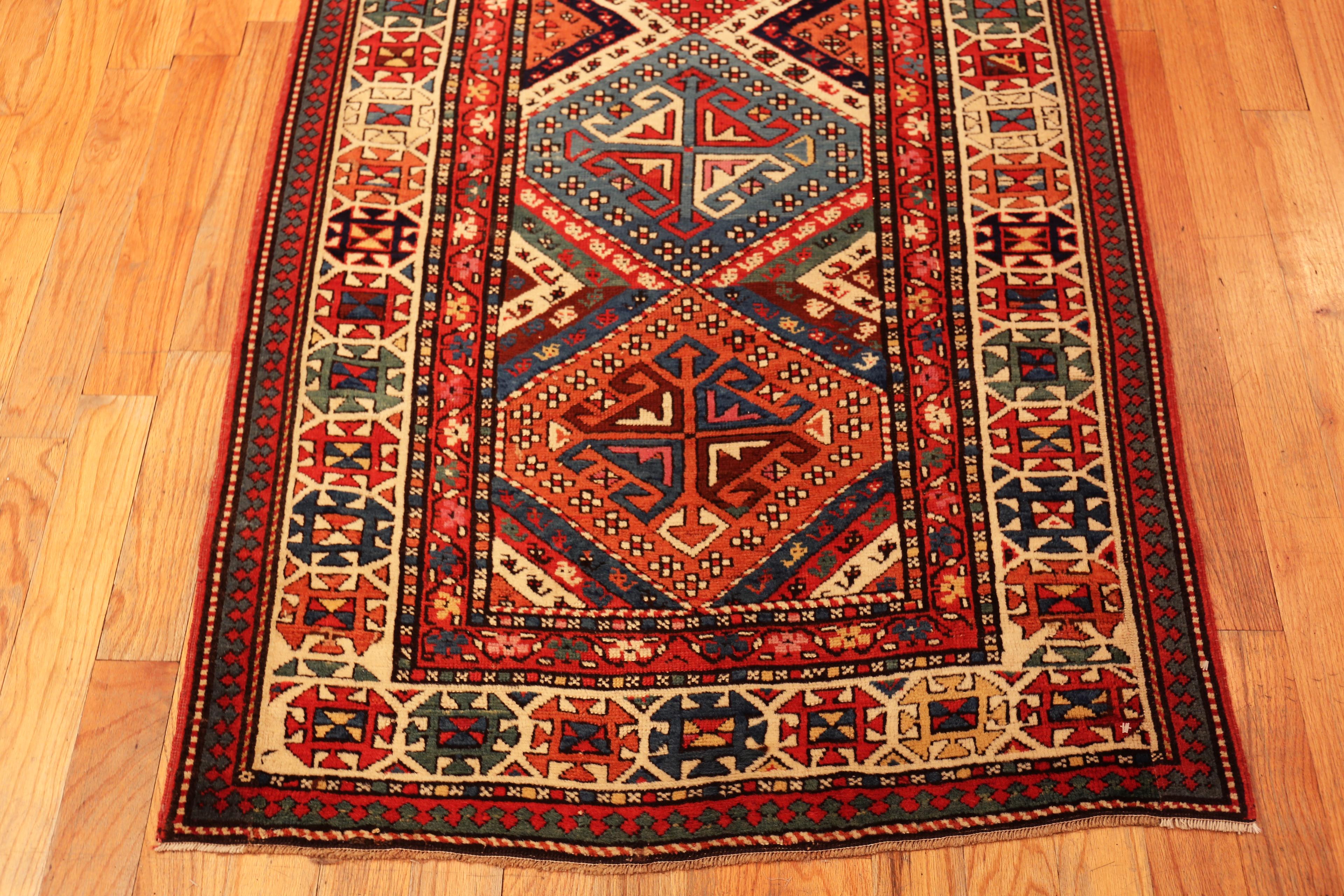 Nazmiyal Collection Antique Kazak Läufer Teppich mit Tribal Geometrie 3' 4