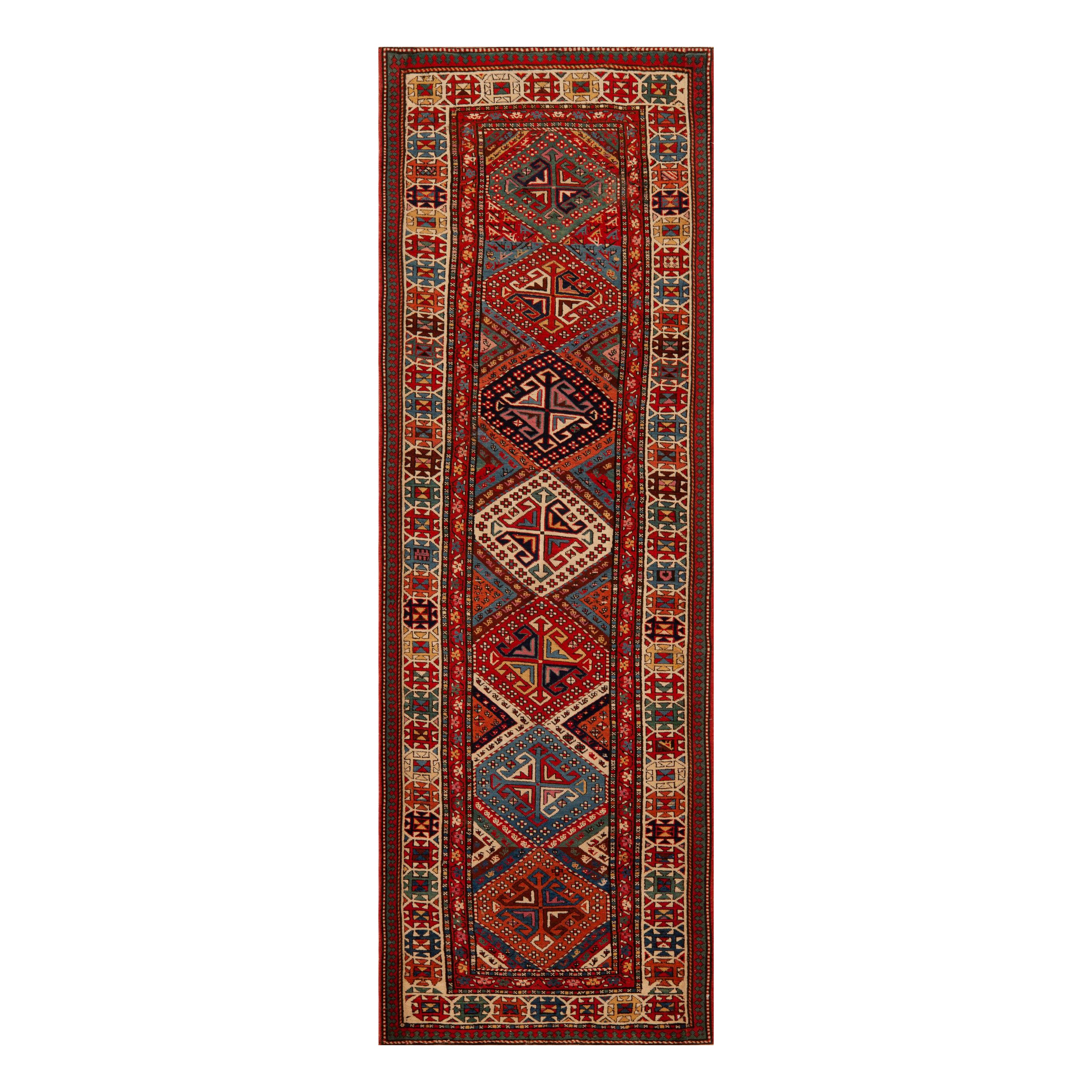 Nazmiyal Collection Antique Kazak Läufer Teppich mit Tribal Geometrie 3' 4" x 10' 3"