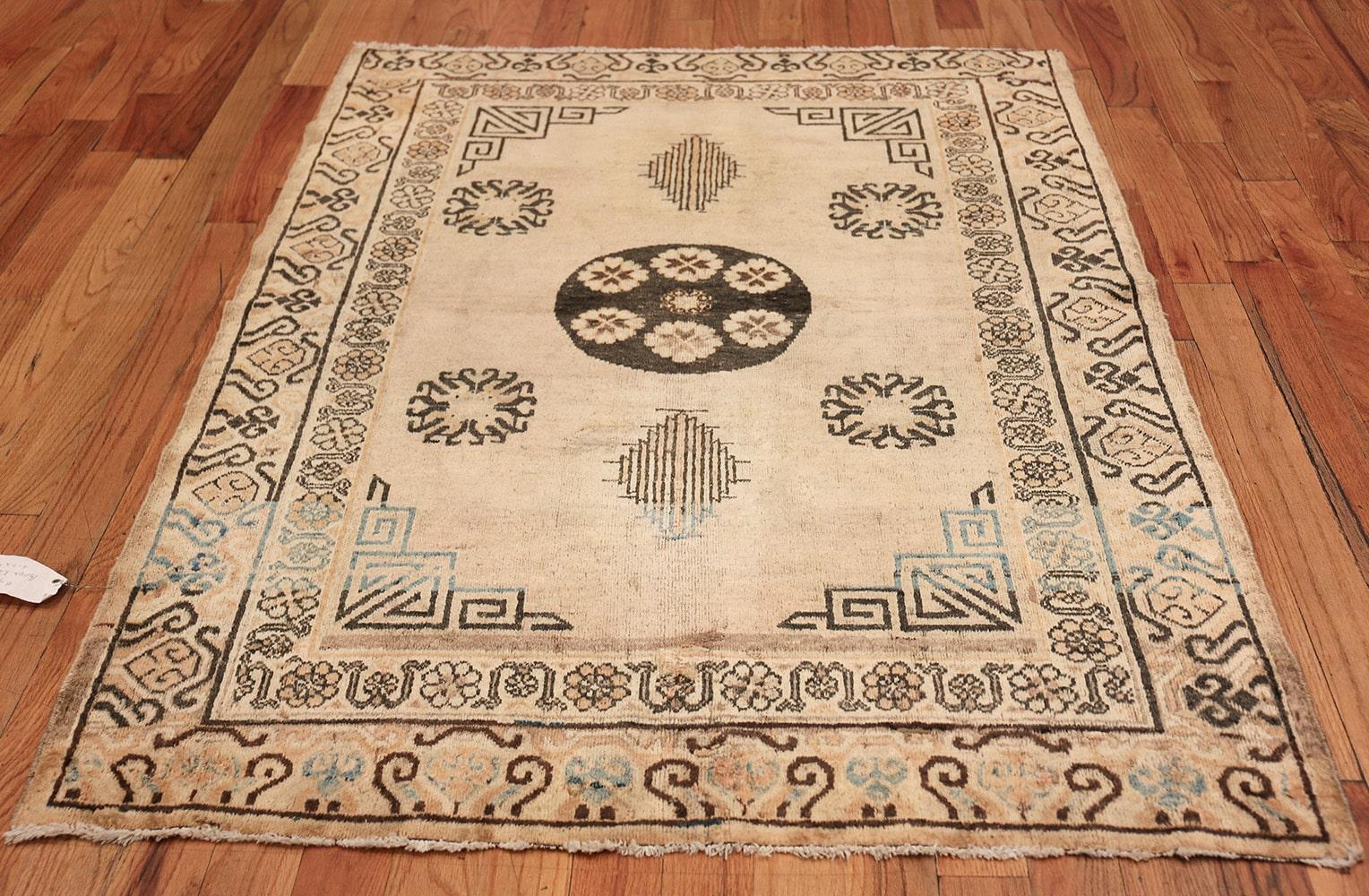 Antiker Khotan-Teppich aus Ostturkestan, Herkunft: Ostturkestan, um 1900. Größe: 4 ft 2 in x 5 ft 8 in (1,27 m x 1,73 m)

Dieser elegante, antike Khotan-Teppich, der eine elegante Verbindung von Ost und West darstellt, hat eine traditionelle