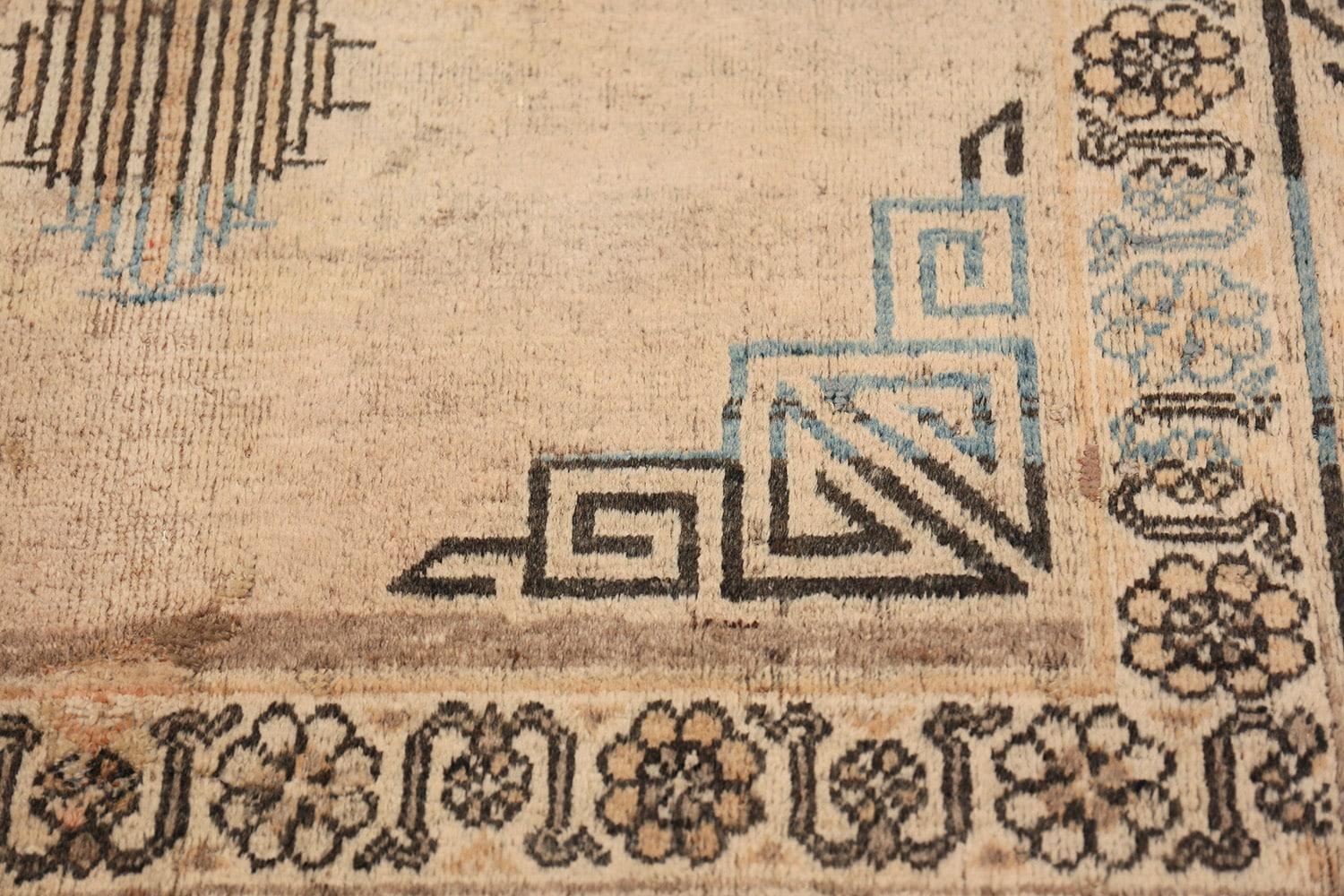 Antiker Khotan-Teppich. Größe: 4 Fuß 2 Zoll x 5 Fuß 8 Zoll (Handgeknüpft) im Angebot