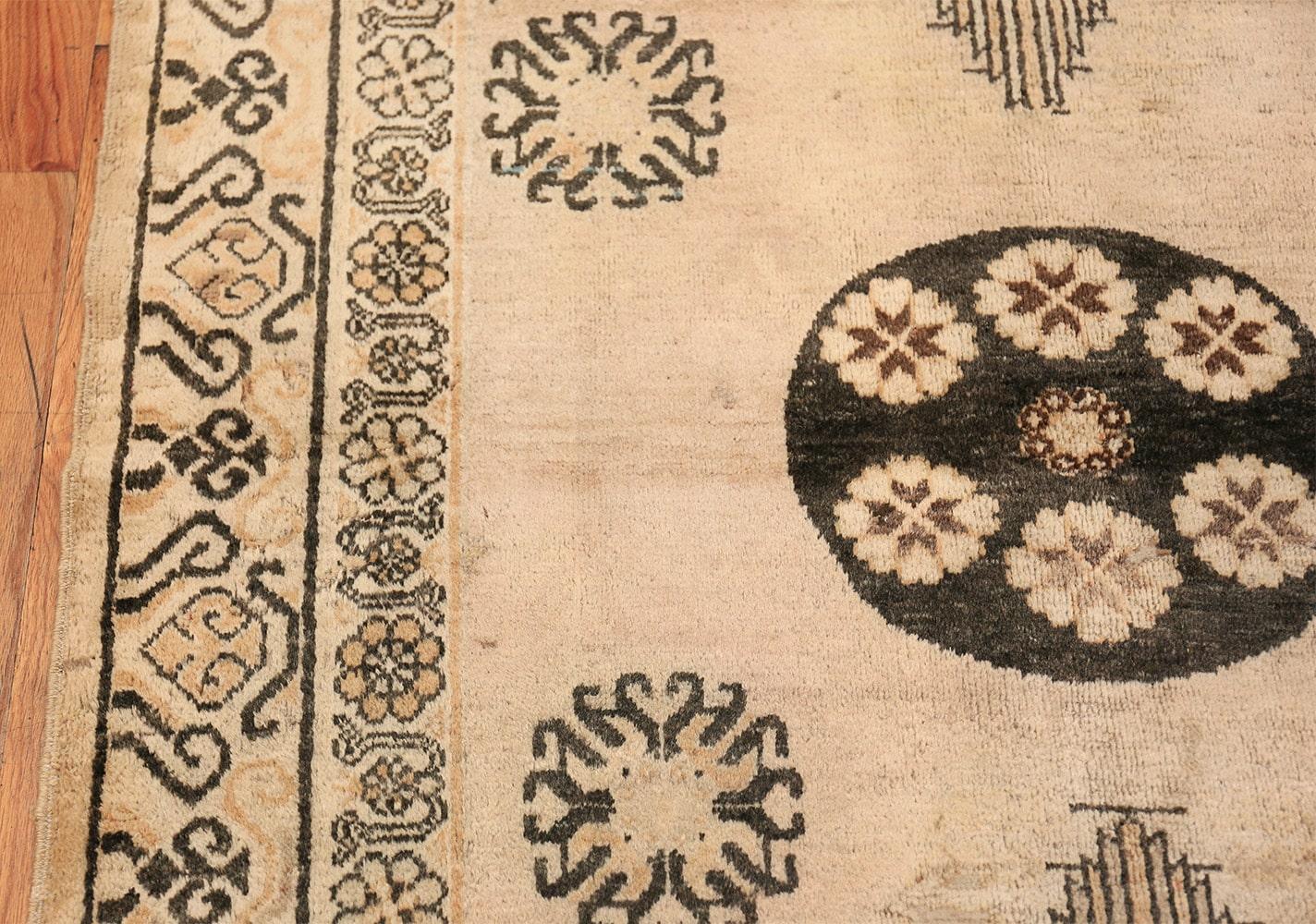 Antiker Khotan-Teppich. Größe: 4 Fuß 2 Zoll x 5 Fuß 8 Zoll im Zustand „Gut“ im Angebot in New York, NY