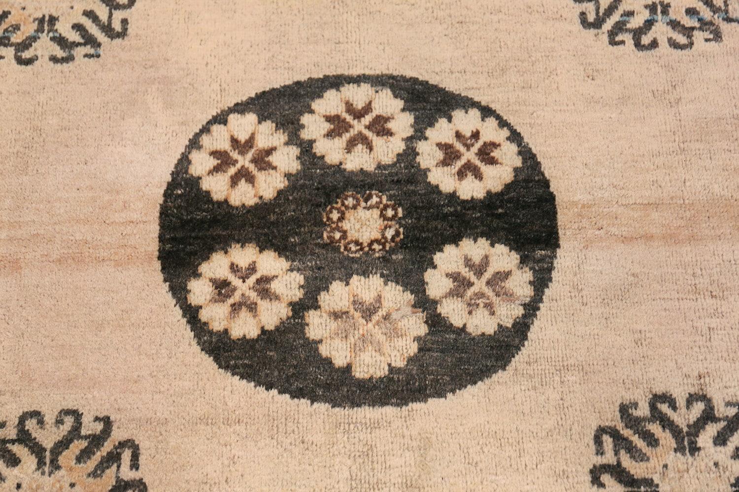 Antiker Khotan-Teppich. Größe: 4 Fuß 2 Zoll x 5 Fuß 8 Zoll (19. Jahrhundert) im Angebot
