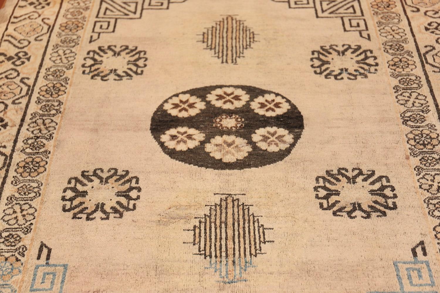 Antiker Khotan-Teppich. Größe: 4 Fuß 2 Zoll x 5 Fuß 8 Zoll (Wolle) im Angebot