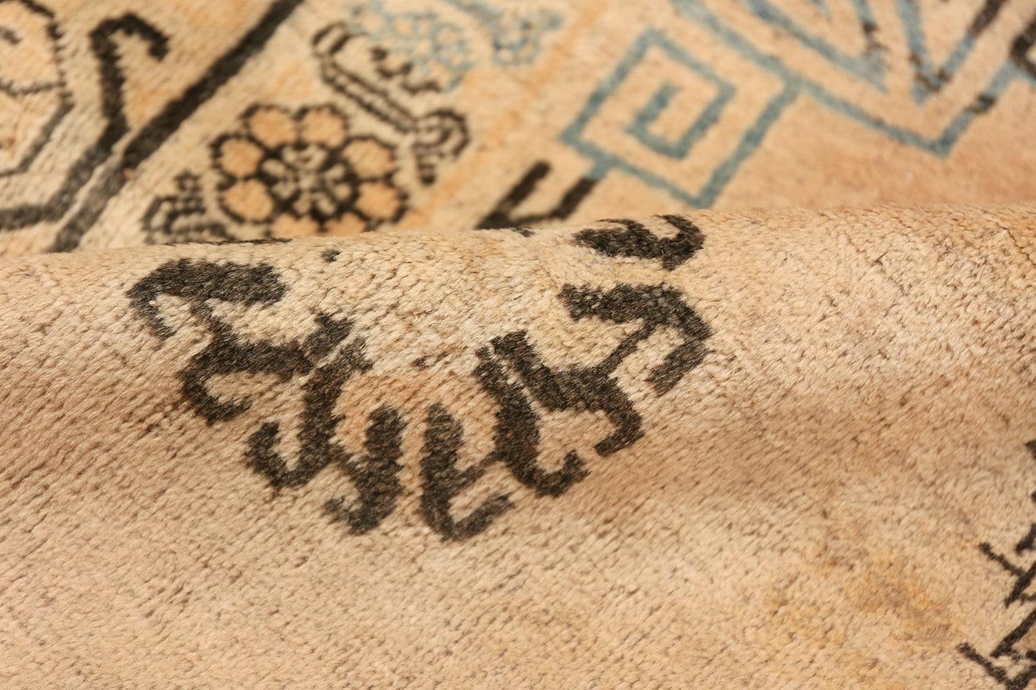 Antiker Khotan-Teppich. Größe: 4 Fuß 2 Zoll x 5 Fuß 8 Zoll im Angebot 1