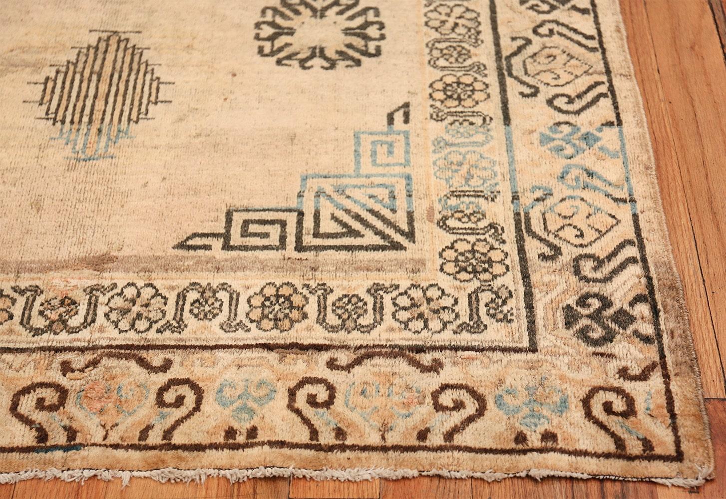 Antiker Khotan-Teppich. Größe: 4 Fuß 2 Zoll x 5 Fuß 8 Zoll im Angebot 2